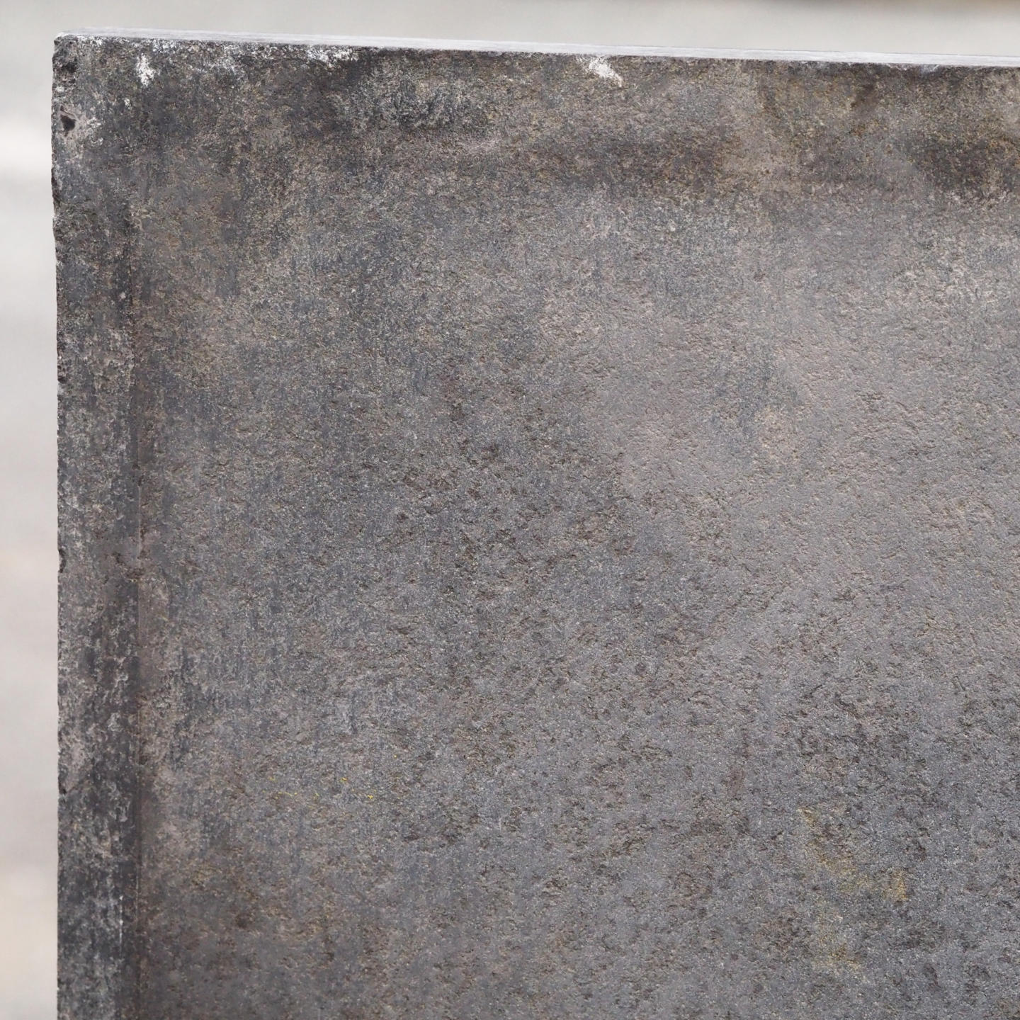 Black granite slabs from the Gare Montparnasse (115 x 115 cm)