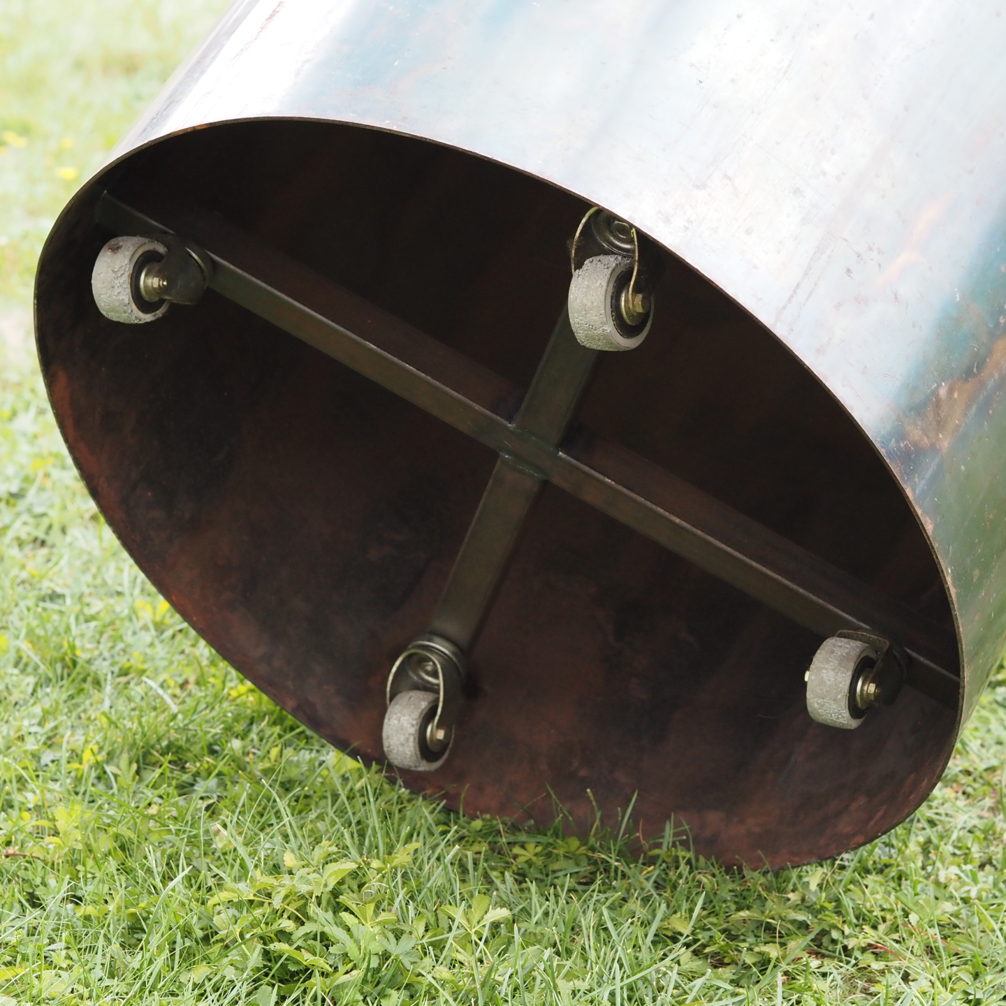 Coffee table on castors by Christophe Gevers from the Générale de Banque (ø 60 cm)