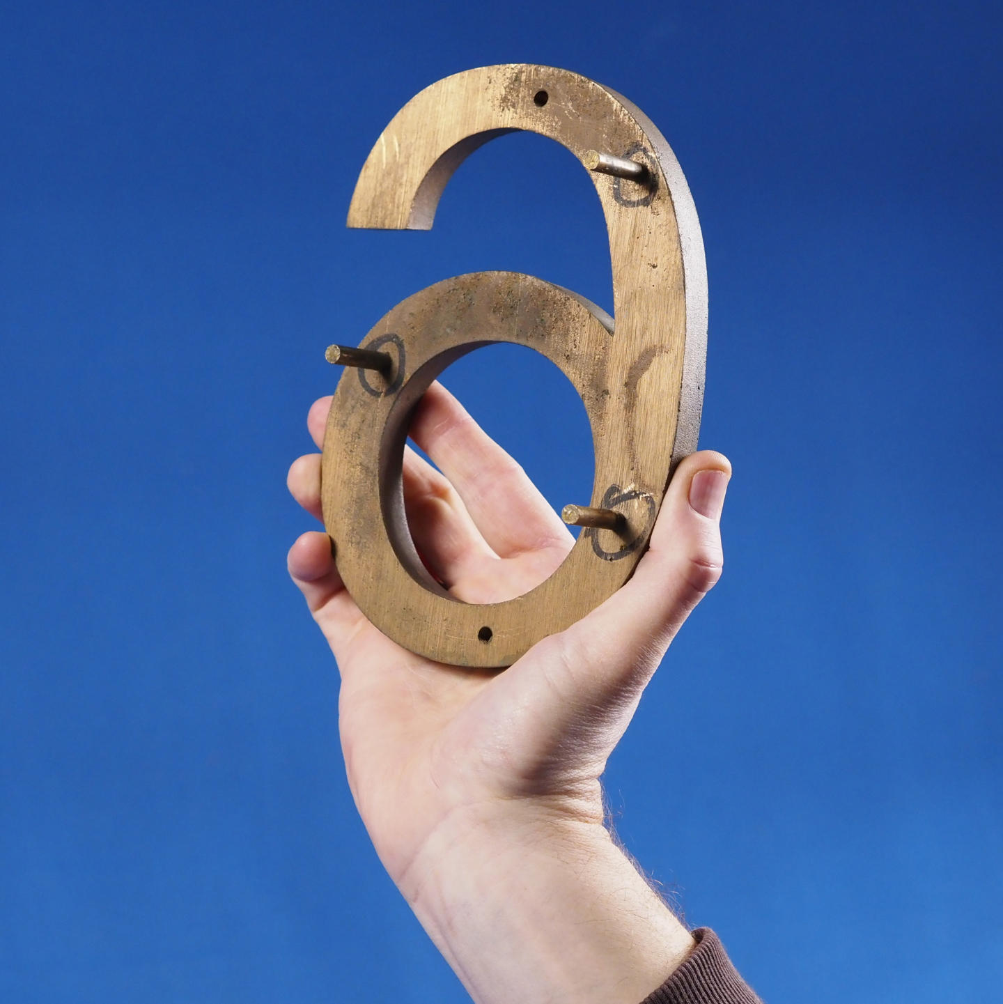 Floor number '6' in solid bronze by Jules Wabbes from the Générale de Banque