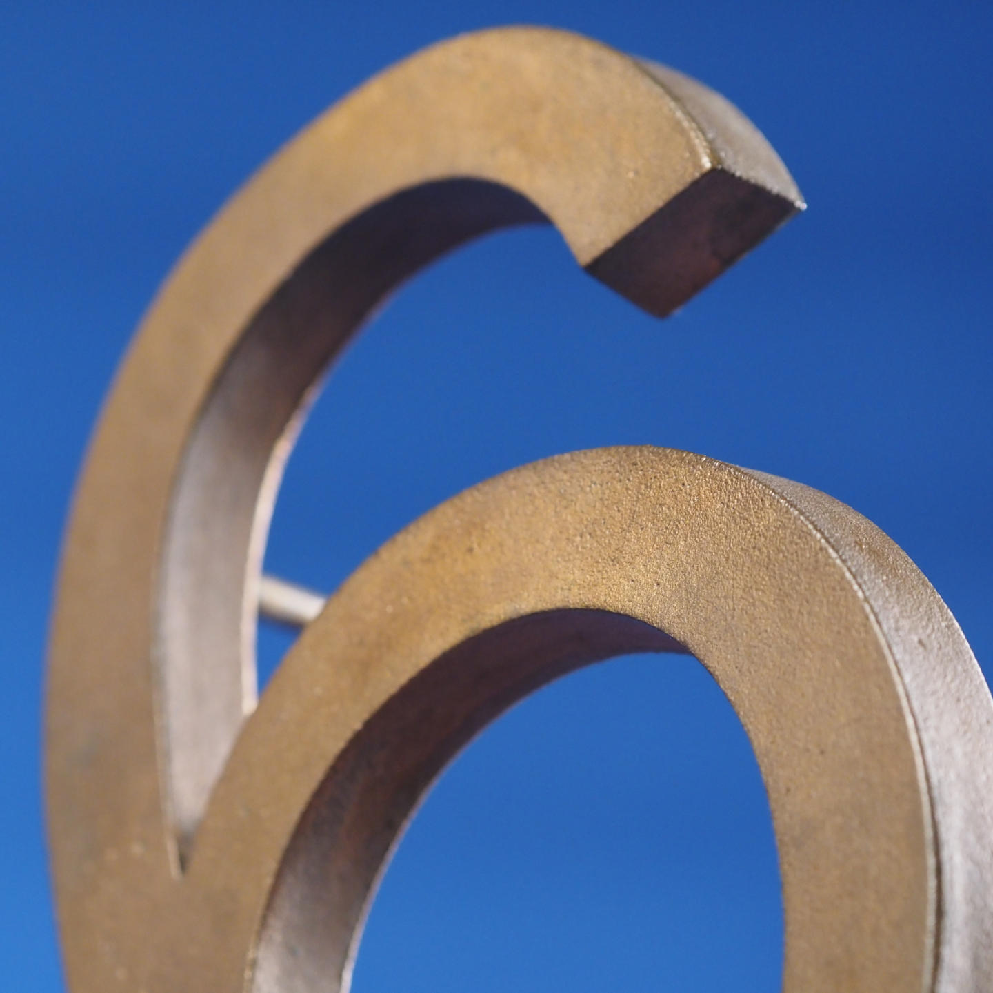 Floor number '6' in solid bronze by Jules Wabbes from the Générale de Banque