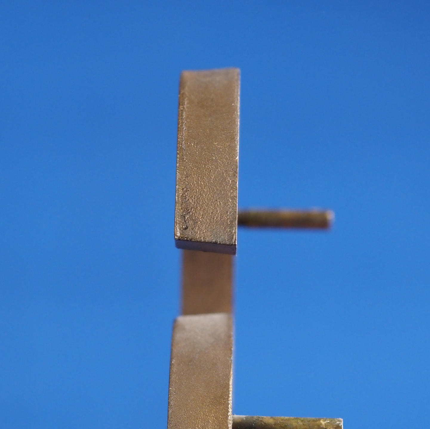 Floor number '6' in solid bronze by Jules Wabbes from the Générale de Banque