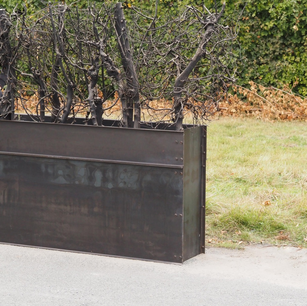 Partition in steel with decorative element 'Black Bush' by Christophe Gevers from the Générale de Banque (L. 510 cm)