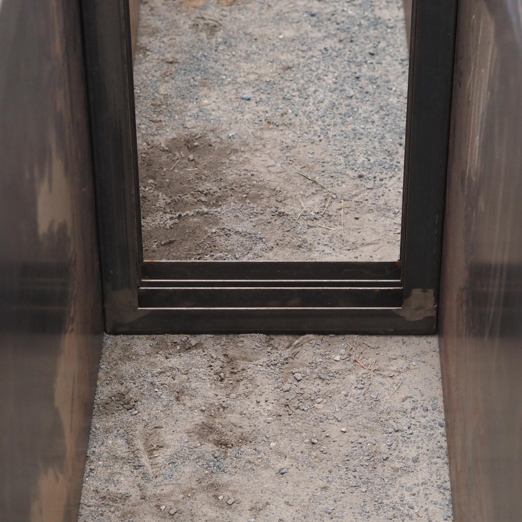 Partition in steel with decorative element 'Black Bush' by Christophe Gevers from the Générale de Banque (L. 510 cm)