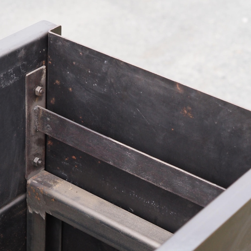 Partition in steel with decorative element 'Small Trees' by Christophe Gevers from the Générale de Banque (L. 800 cm)