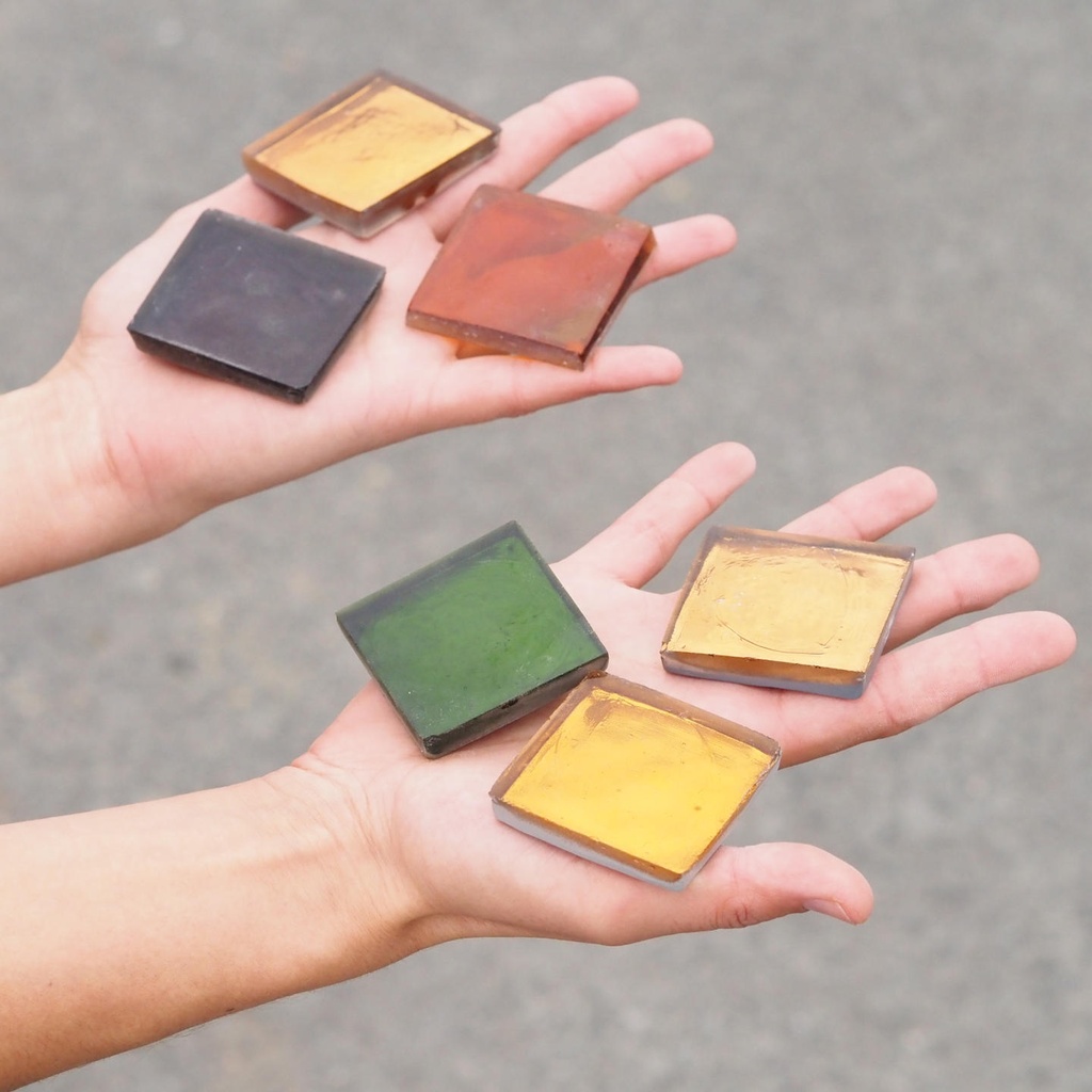 Handmade glass tile by Emery&Cie (10 x 10 cm) - Only available in our physical shop