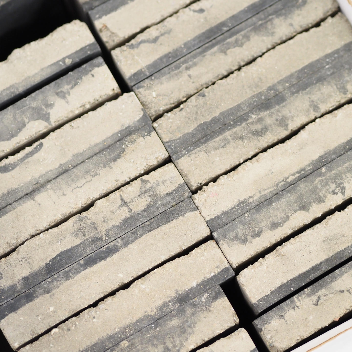 Handmade cement tile by Emery&amp;Cie (10 x 10 cm) - Only available in our physical shop