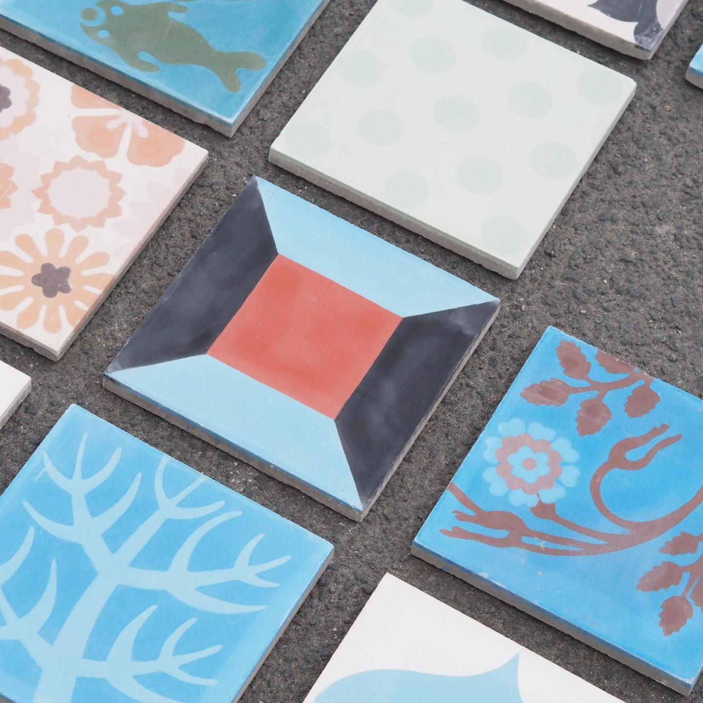 Handmade cement tile by Emery&amp;Cie (20 x 20 cm) - Only available in our physical shop