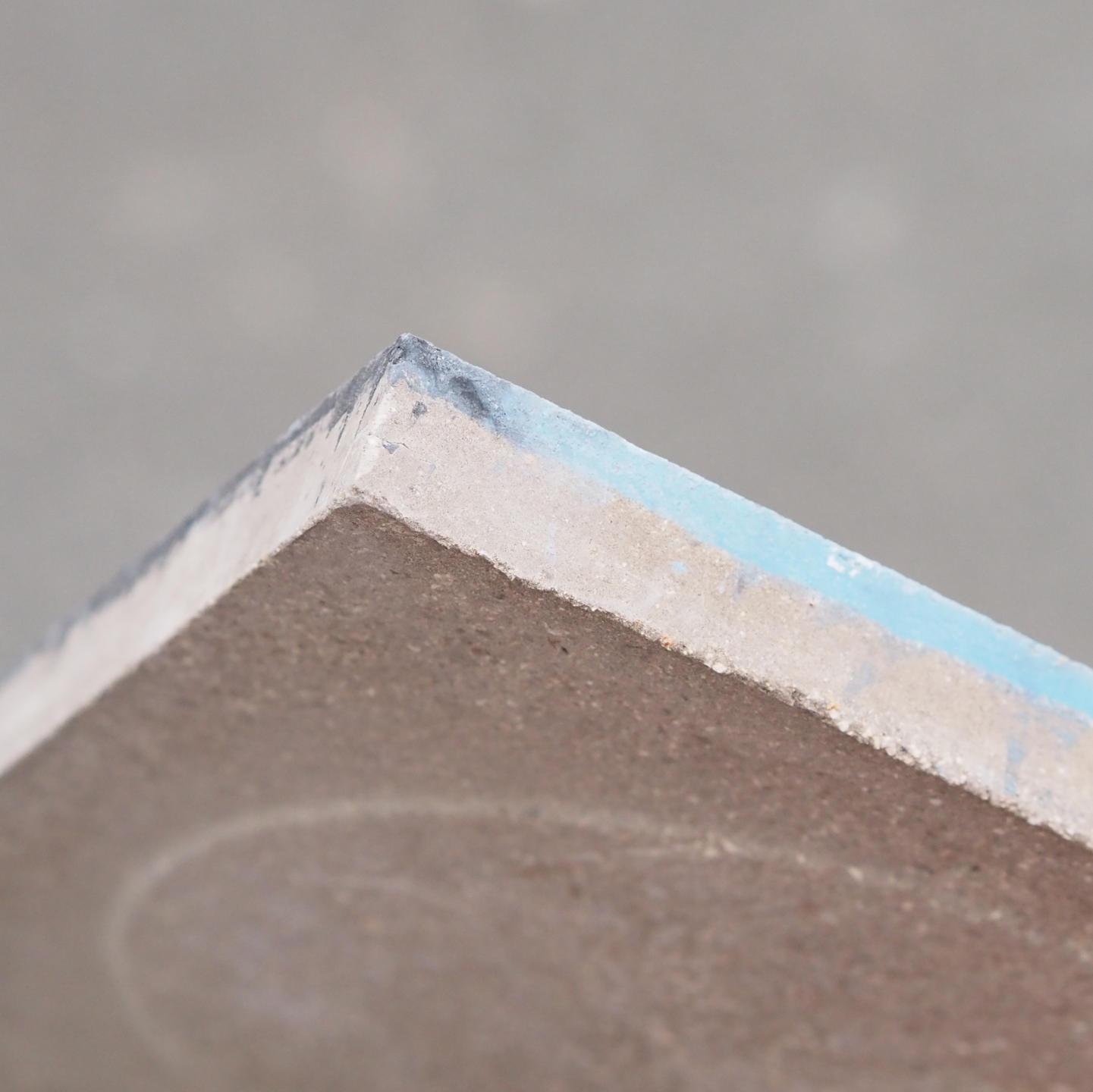 Handmade cement tile by Emery&amp;Cie (20 x 20 cm) - Only available in our physical shop