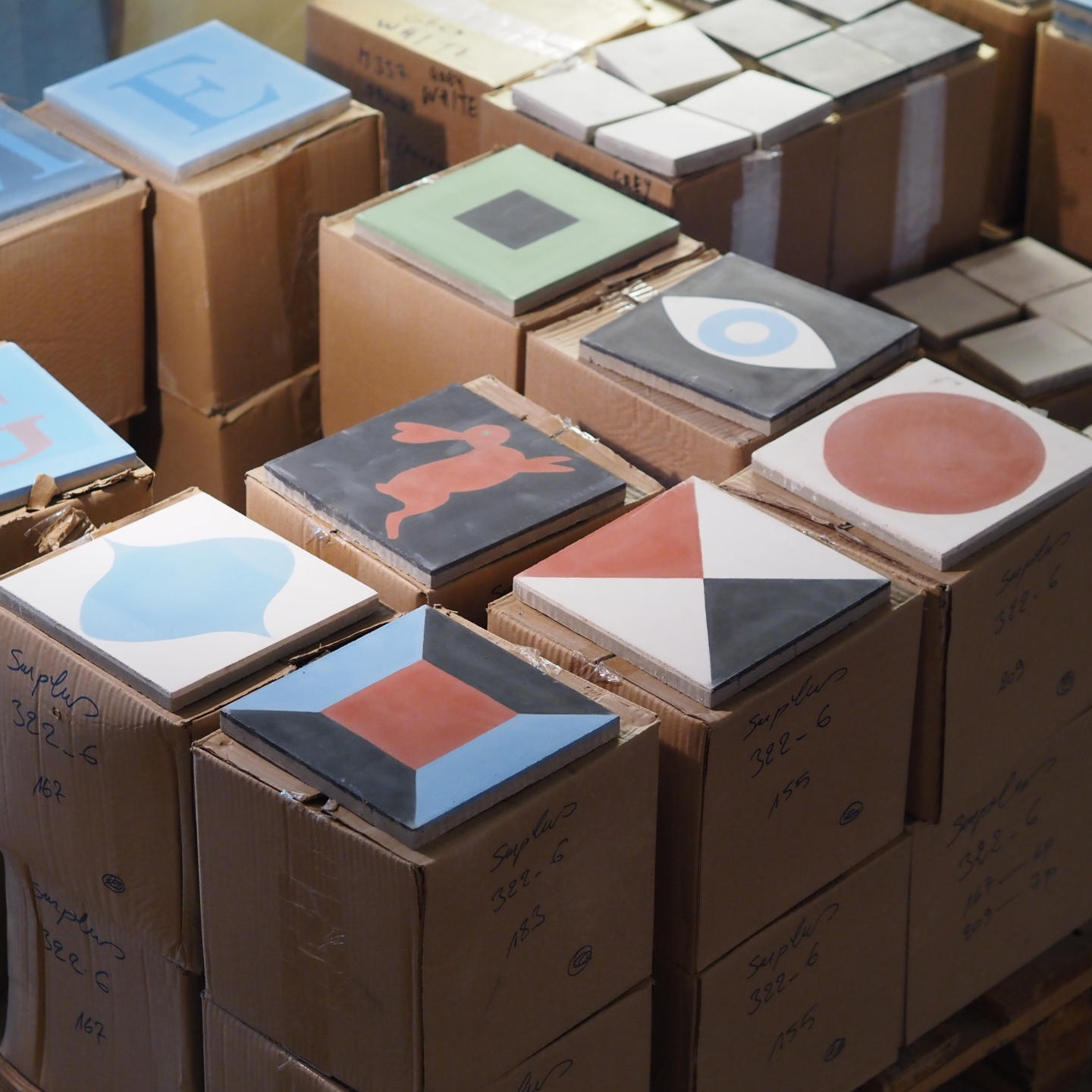 Handmade cement tile by Emery&amp;Cie (20 x 20 cm) - Only available in our physical shop