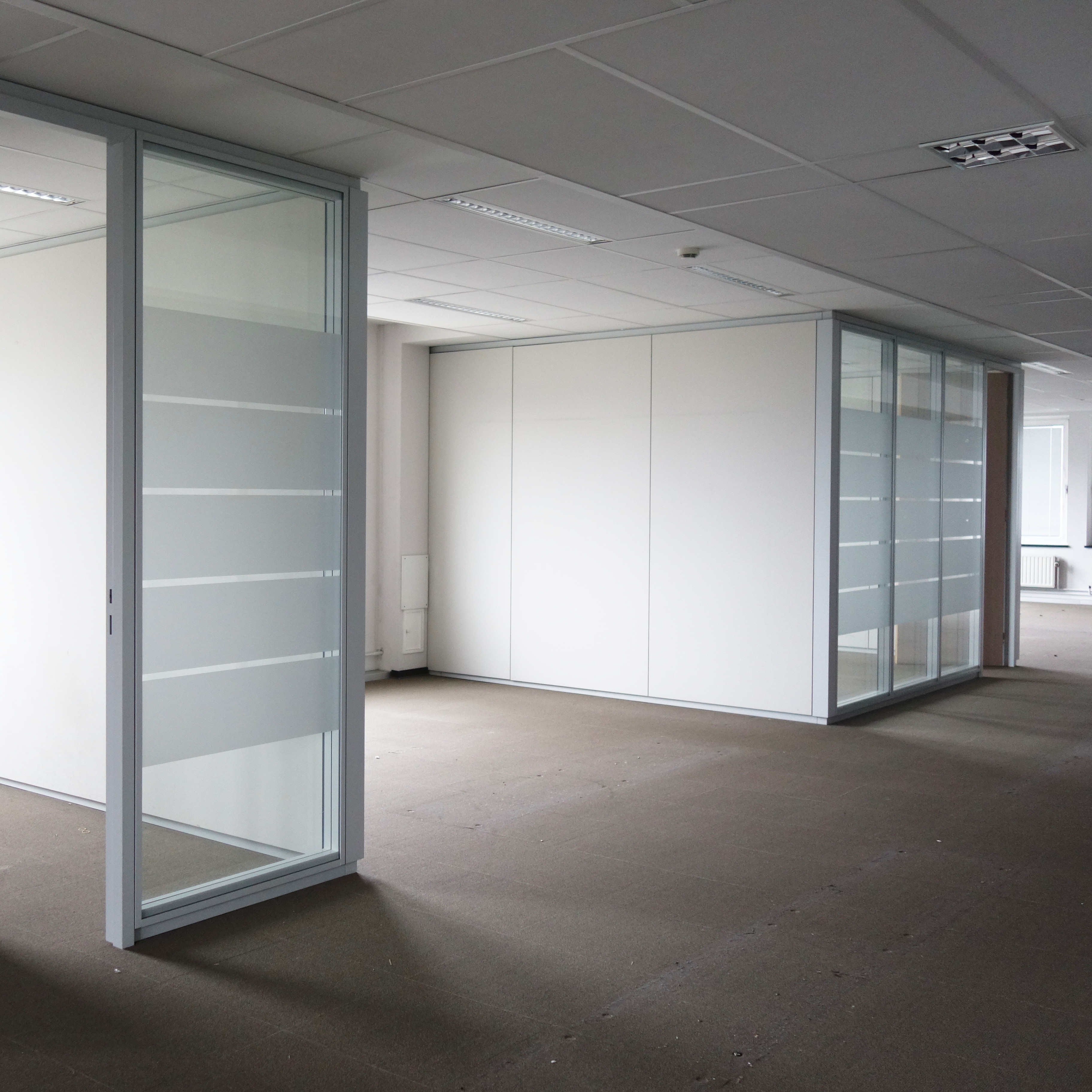Float glass partition for JB 2000 partitions by Beddeleem (H. 238,5 cm x W. 109,5 cm)