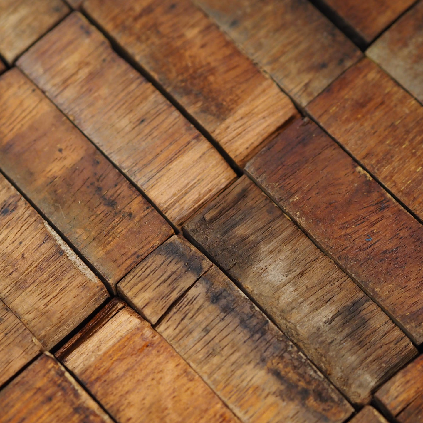 End grain blocks in afzelia wood from the parquet of the former printing house of the Belgian National Bank (7 x 7 cm) - Only available in our physical shop (C-quality)