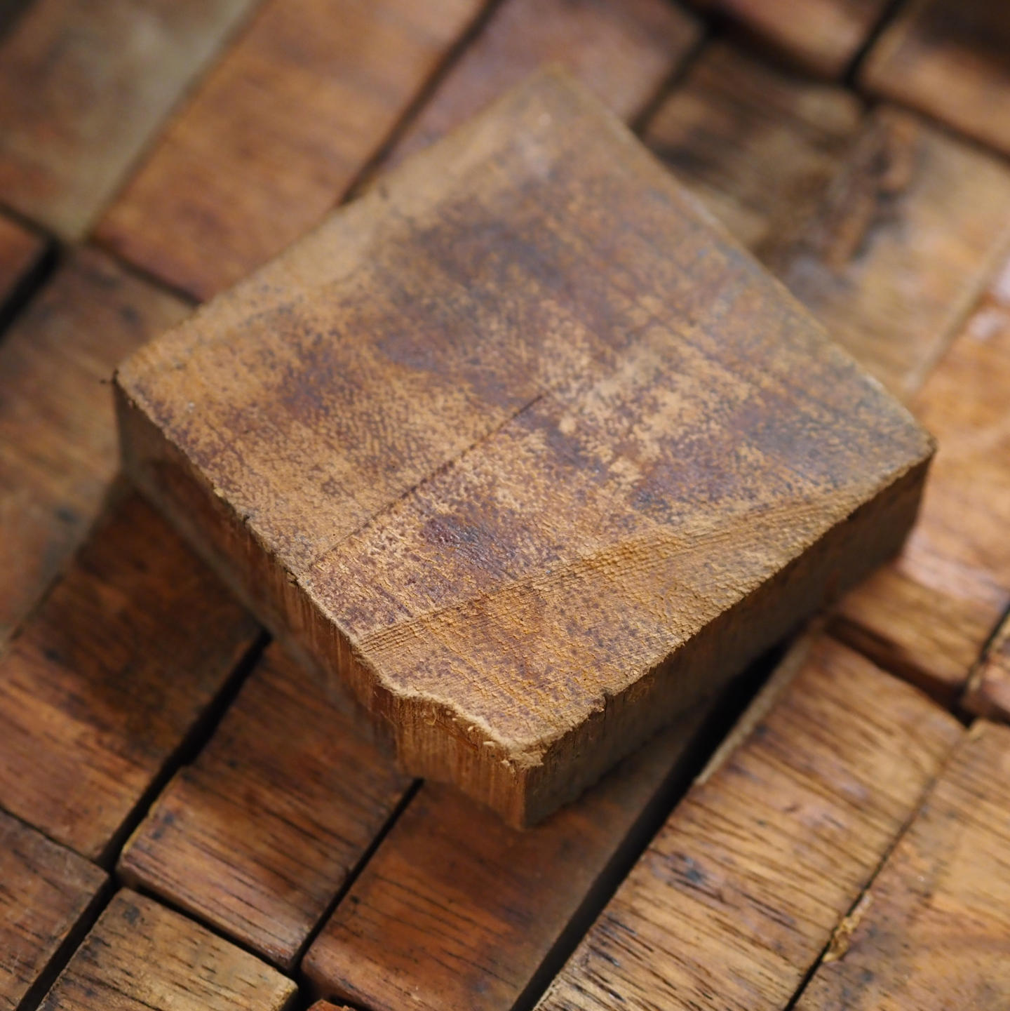 End grain blocks in afzelia wood from the parquet of the former printing house of the Belgian National Bank (7 x 7 cm) - Only available in our physical shop (C-quality)