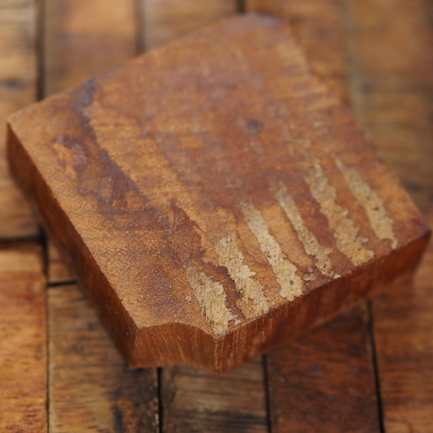 End grain blocks in afzelia wood from the parquet of the former printing house of the Belgian National Bank (7 x 7 cm) - Only available in our physical shop (C-quality)