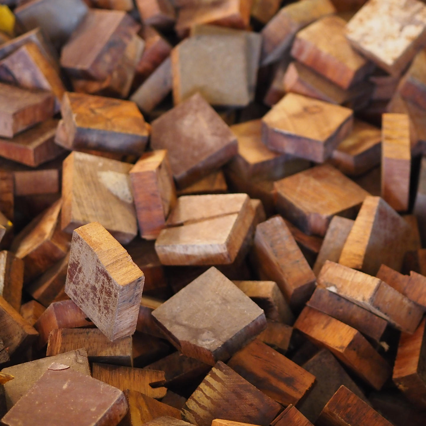 End grain blocks in afzelia wood from the parquet of the former printing house of the Belgian National Bank (7 x 7 cm) - Only available in our physical shop (C-quality)