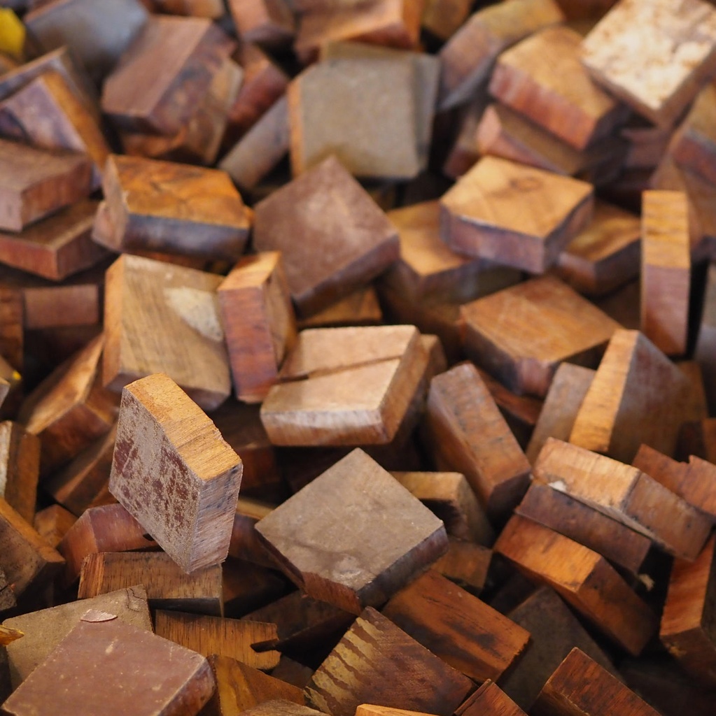End grain blocks in afzelia wood from the parquet of the former printing house of the Belgian National Bank (7 x 7 cm) - Only available in our physical shop (C-quality)