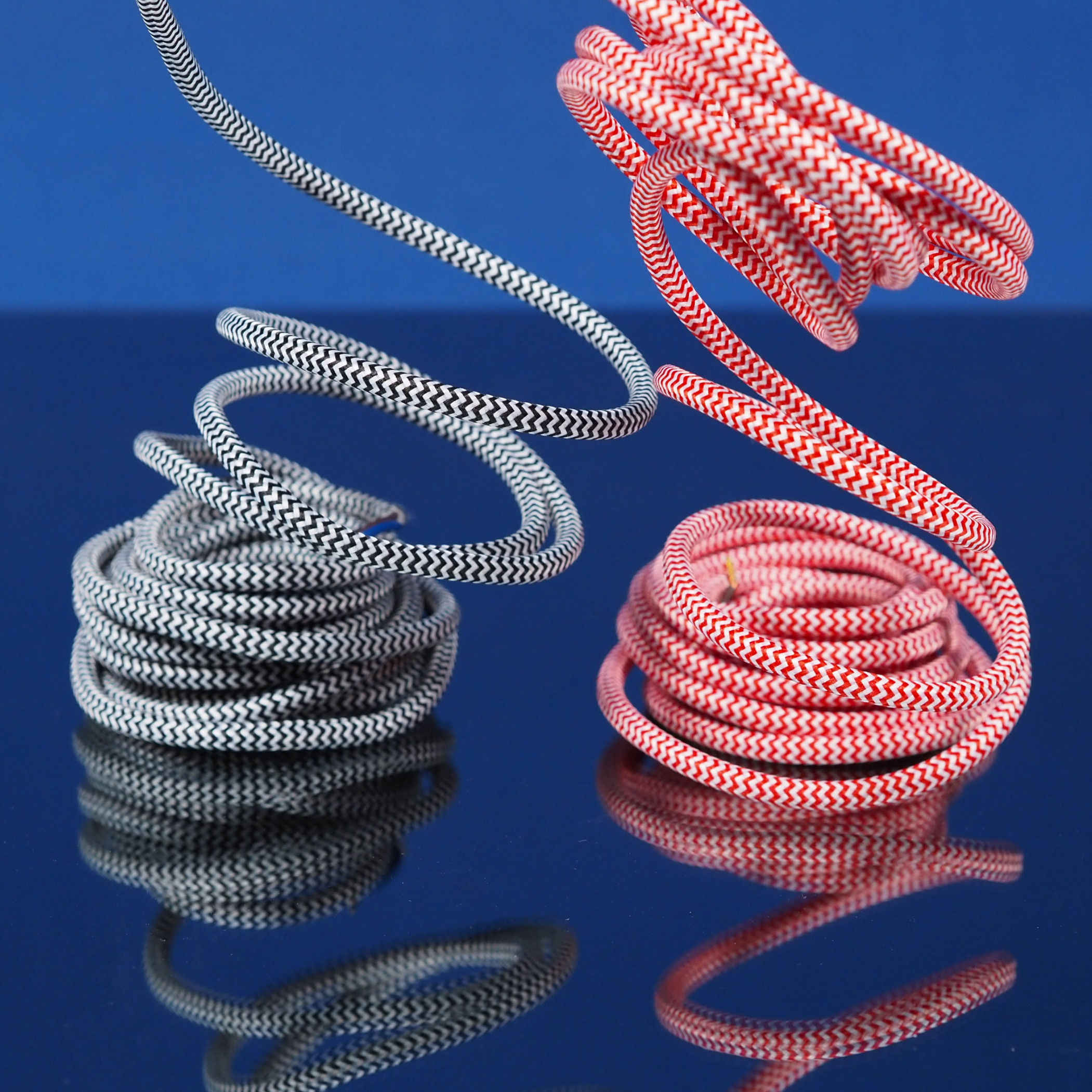 Electrical textile cable 'Zebra' by Belucca (500 cm) - Red or white