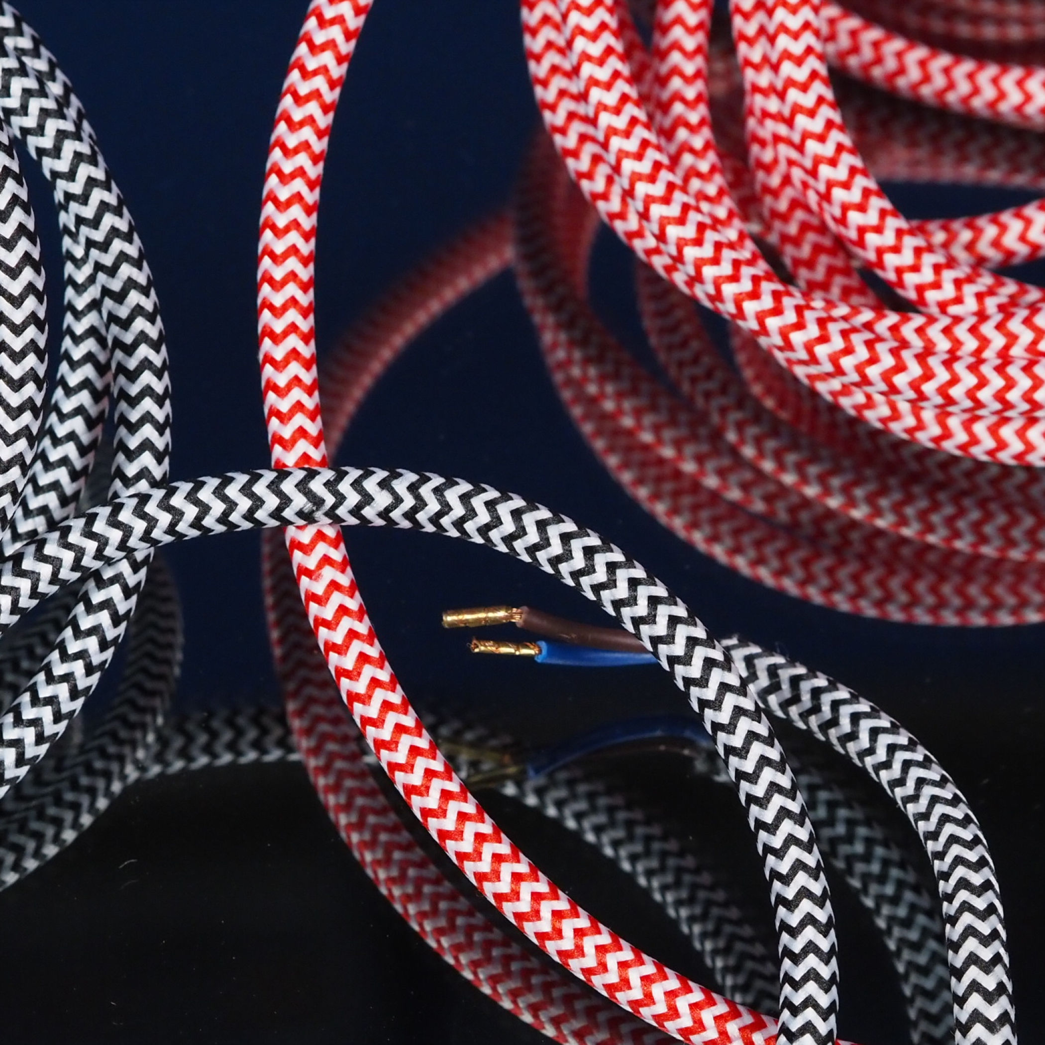 Electrical textile cable 'Zebra' by Belucca (500 cm) - Red or white