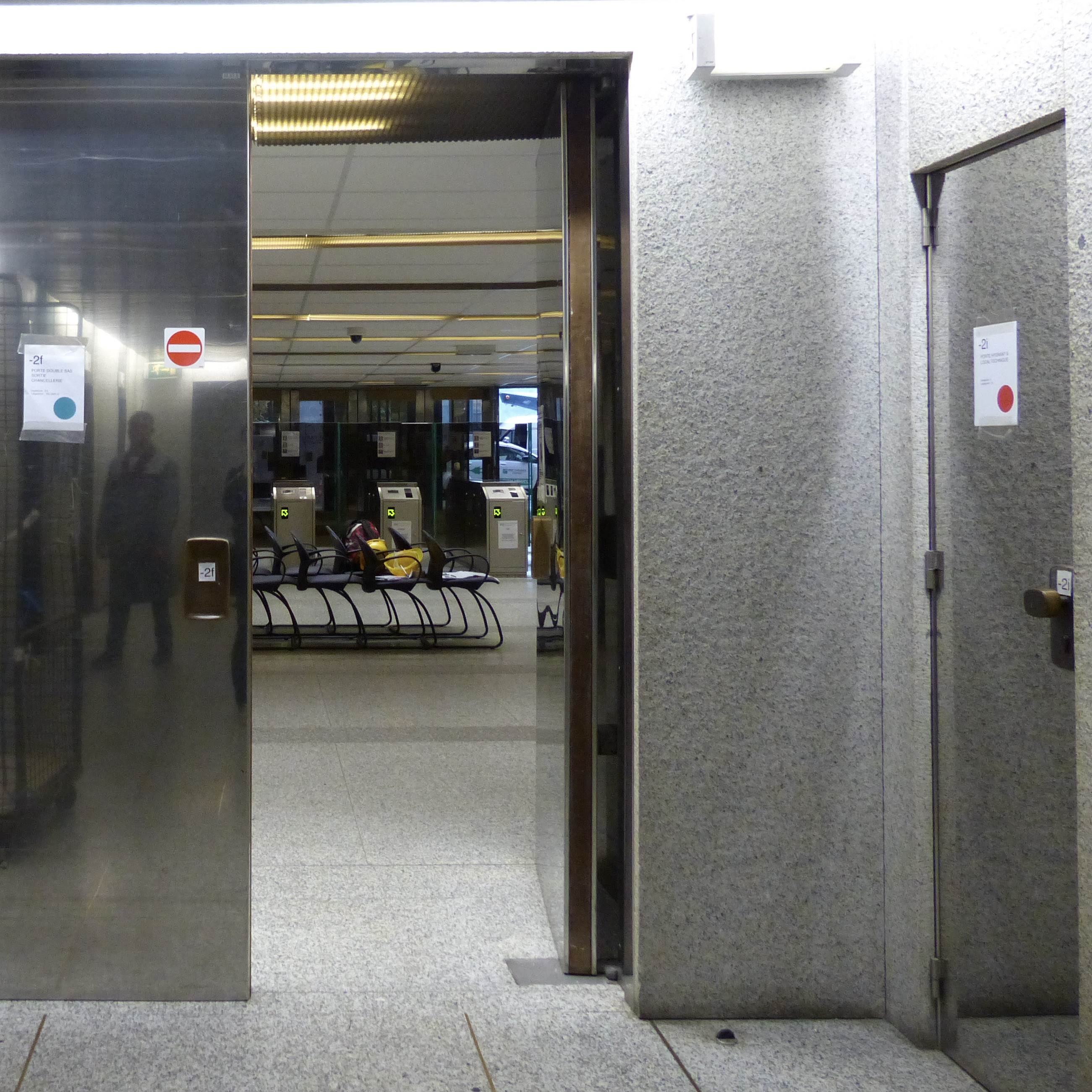 Door handle with sand-cast bronze front by Jules Wabbes and chrome brass back from the Générale de Banque - Double sided (Left)