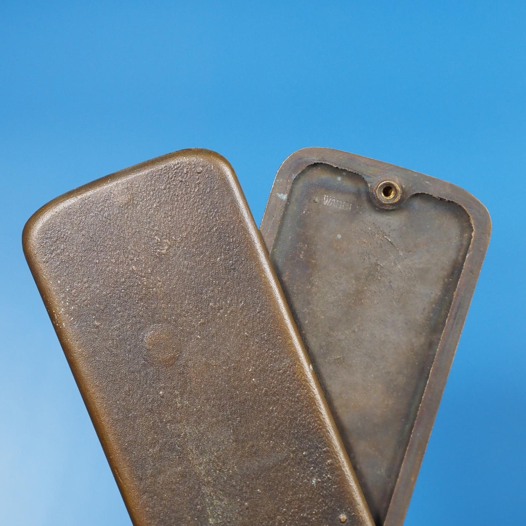 Single door plate in sand-cast bronze by Jules Wabbes from the Générale de Banque