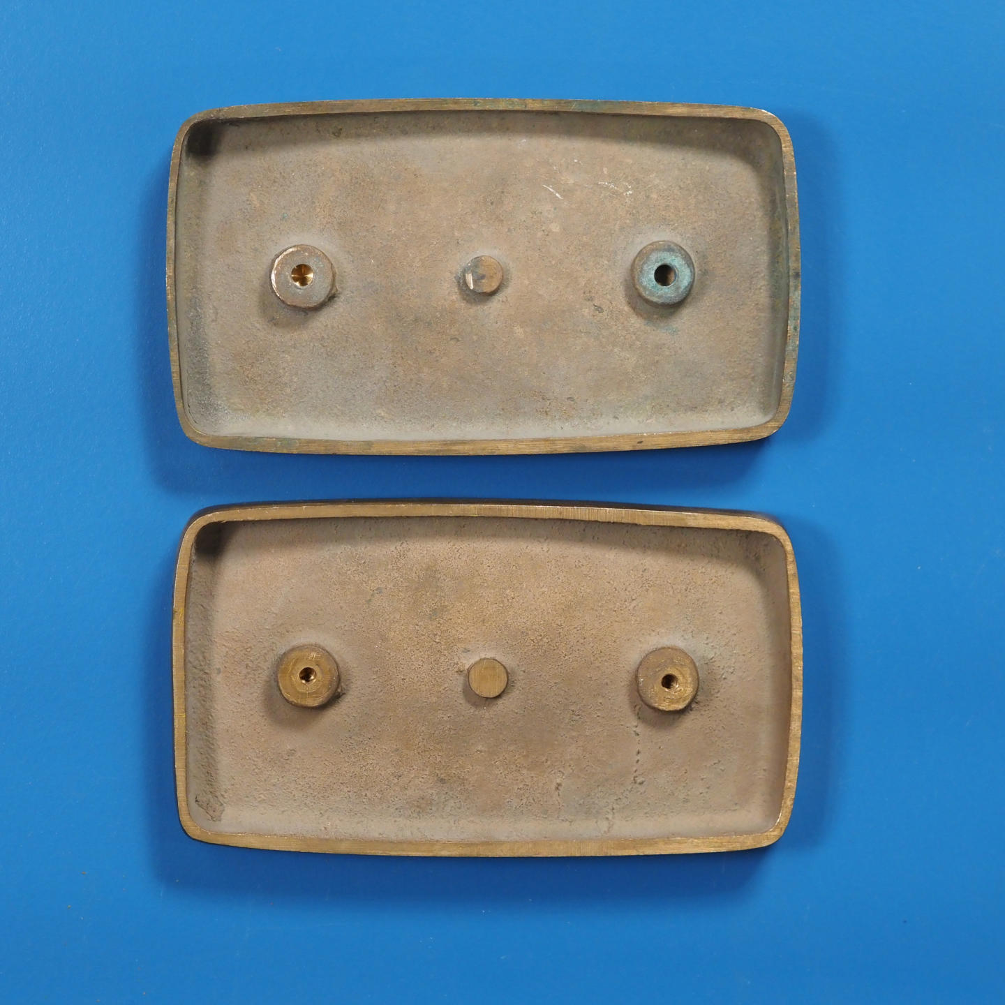 Single door pull handle in sand-cast bronze by Jules Wabbes from the Générale de Banque