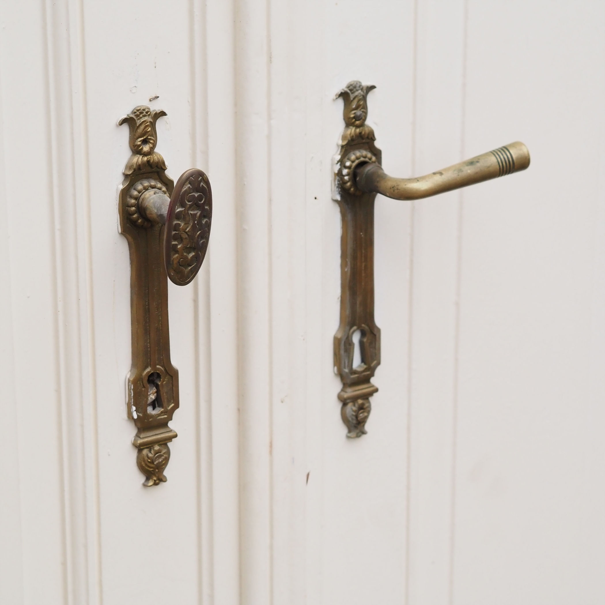 Double door in painted solid wood and textured glass panels (H. 296,5 cm x W. 140 cm) - Right