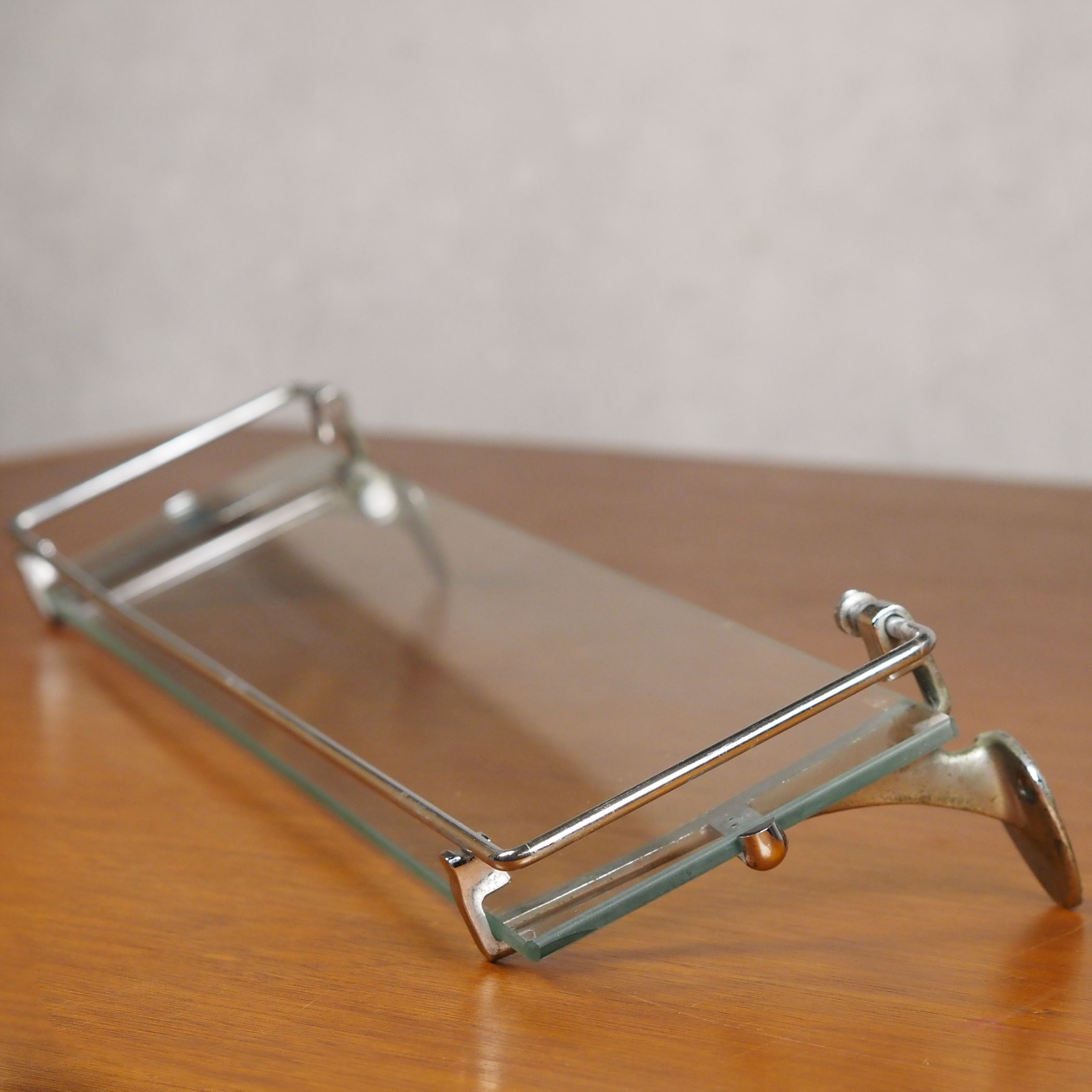 Bathroom shelf in clear tempered glass