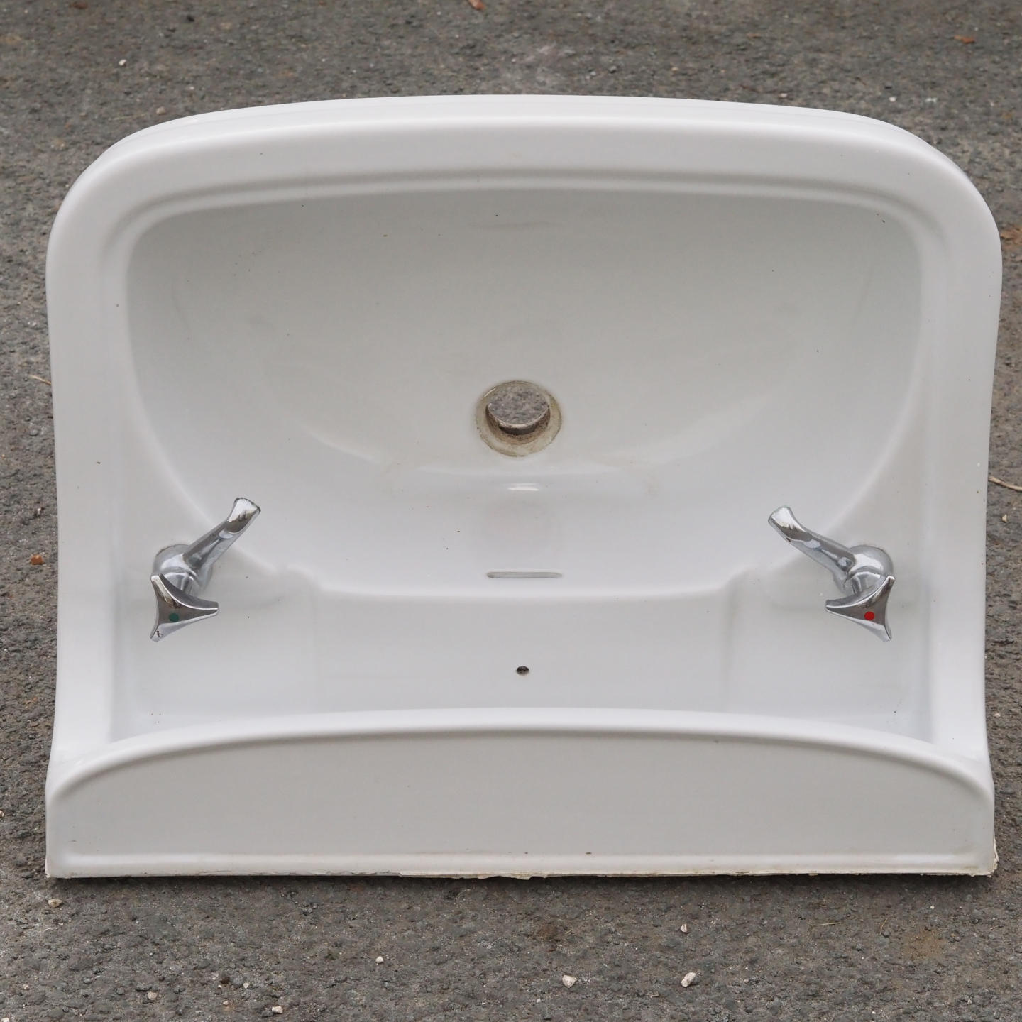 Bathroom sink with shelf in glazed ceramic by Sphinx