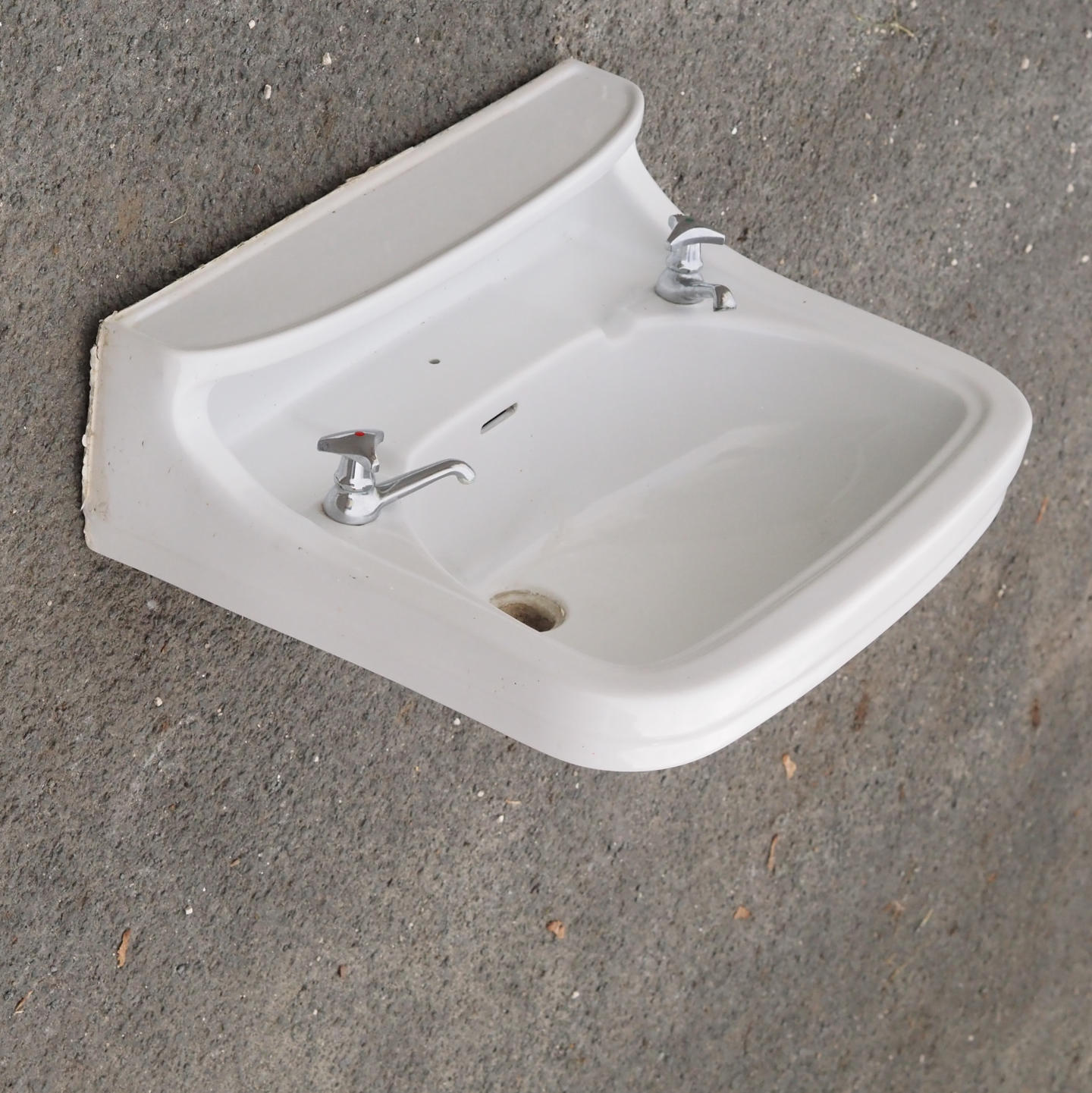 Bathroom sink with shelf in glazed ceramic by Sphinx
