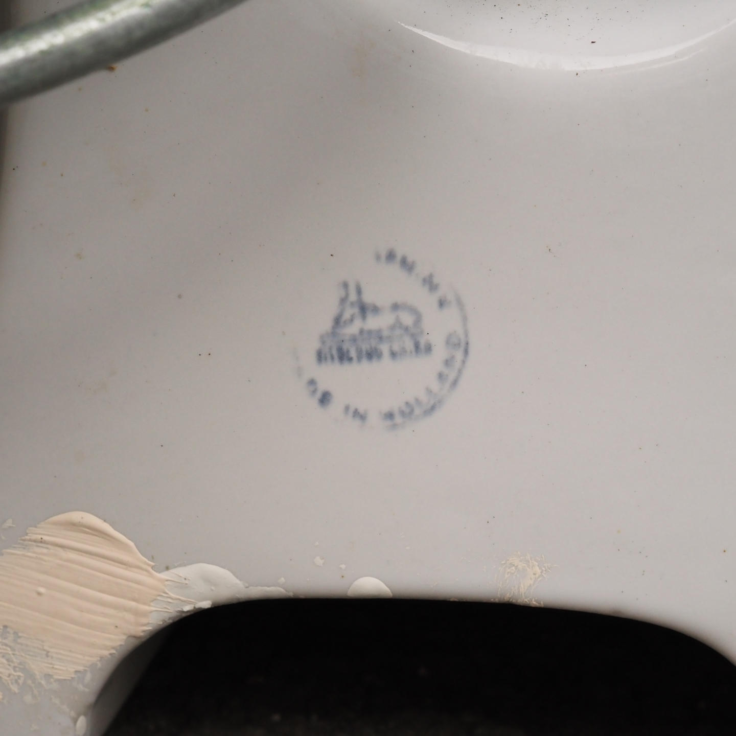 Bathroom sink with shelf in glazed ceramic by Sphinx