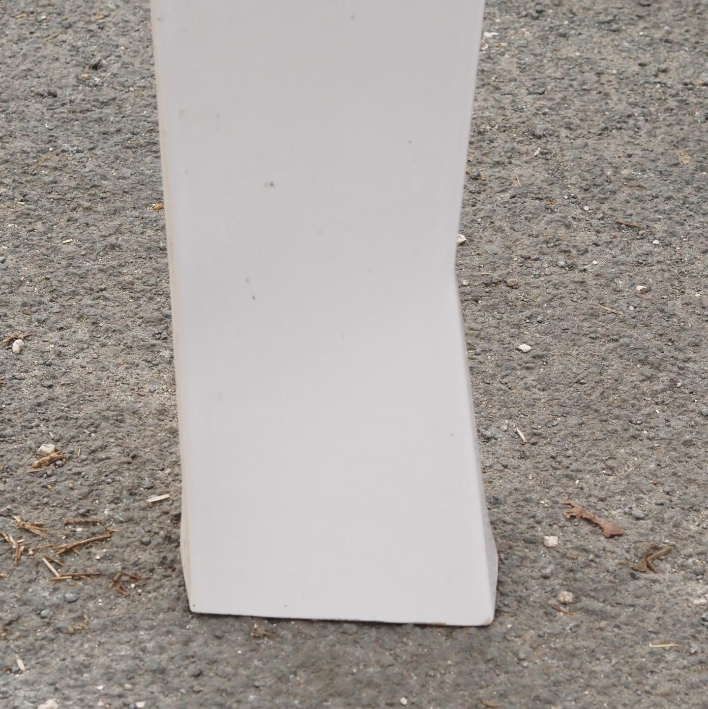 Pedestal bathroom sink in ceramic