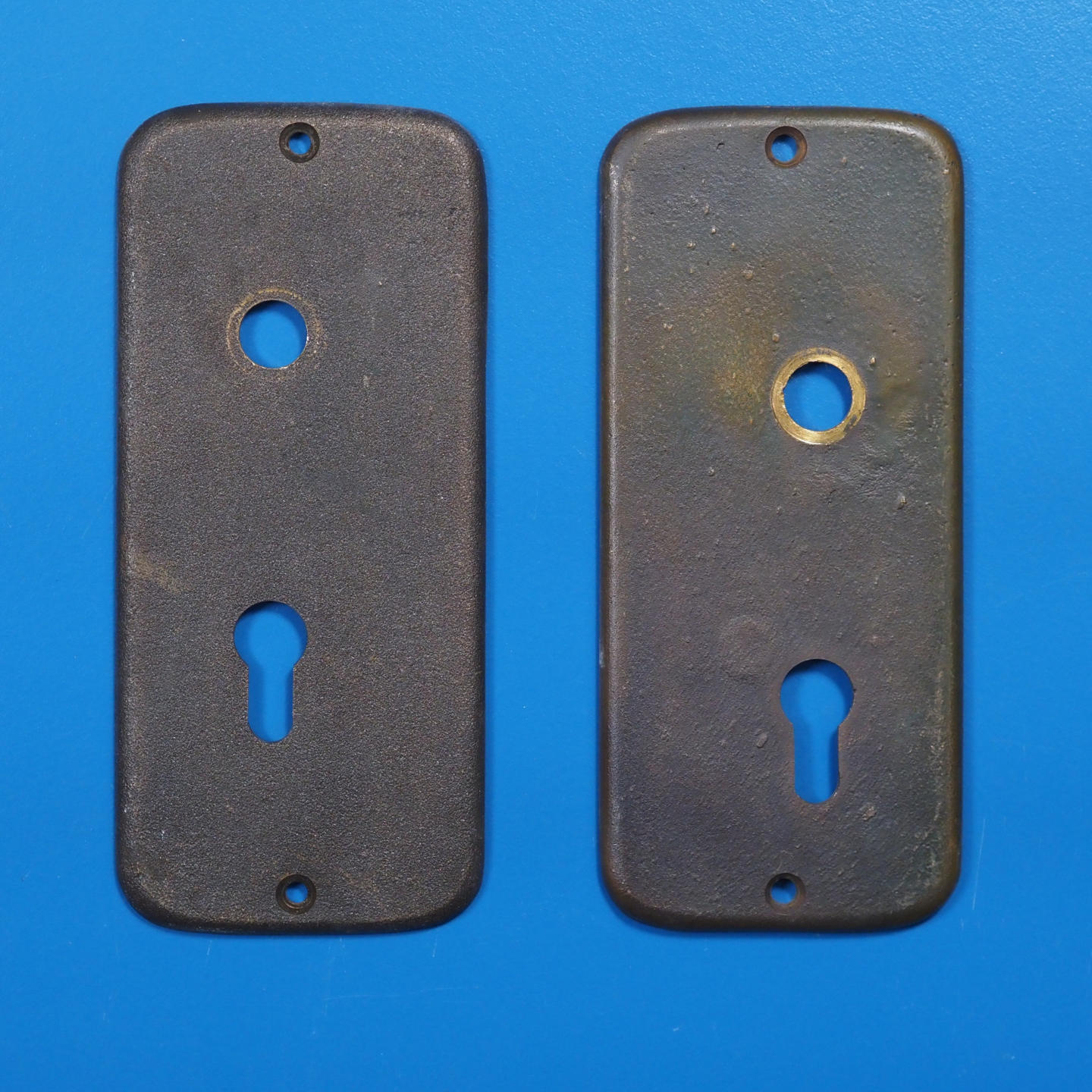 Single door handle plate with key and fixing holes in sand-cast bronze by Jules Wabbes from the Générale de Banque (Right or Left)