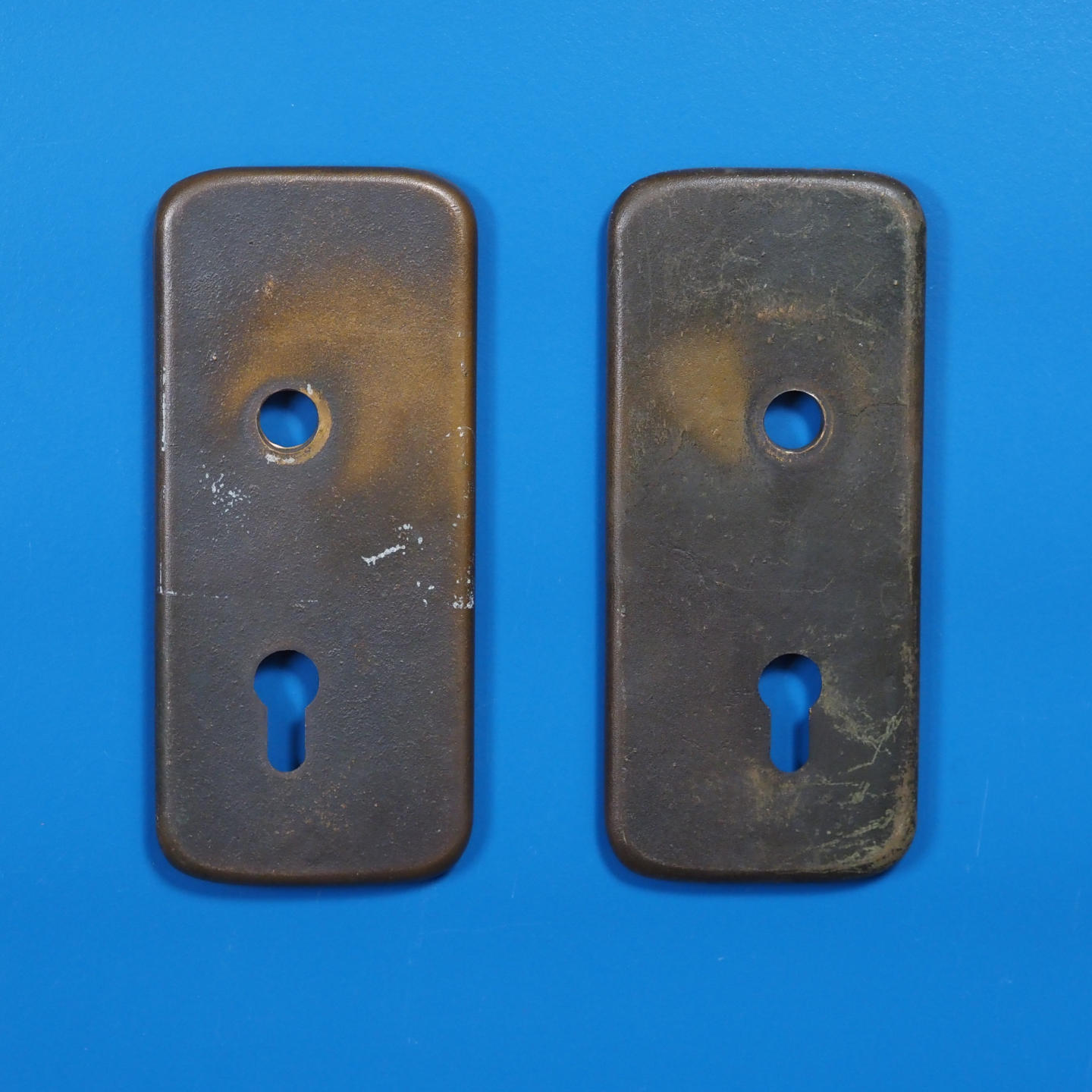 Single handle plate with keyhole in sand-cast bronze by Jules Wabbes from the Générale de Banque (Right or Left)