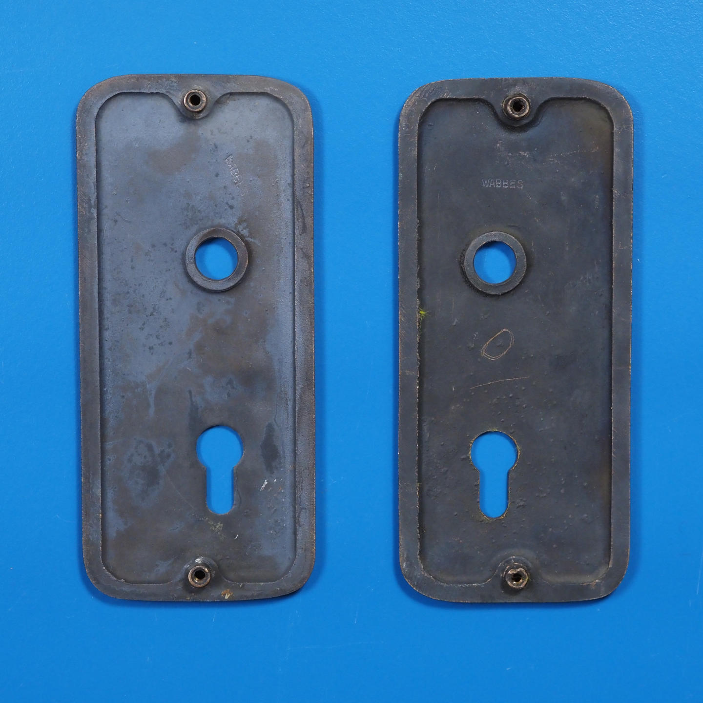 Single handle plate with keyhole in sand-cast bronze by Jules Wabbes from the Générale de Banque (Right or Left)