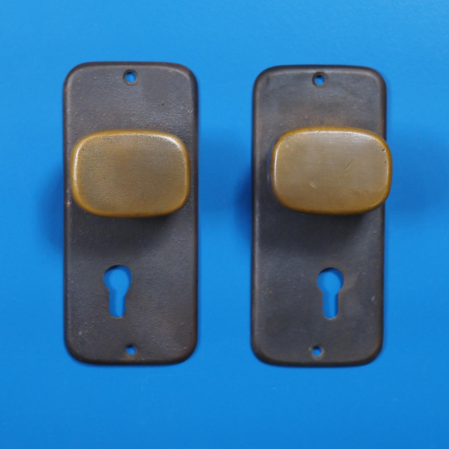 Single door handle with key and fixing holes in sand-cast bronze by Jules Wabbes from the Générale de Banque - Fixed (Right or Left)