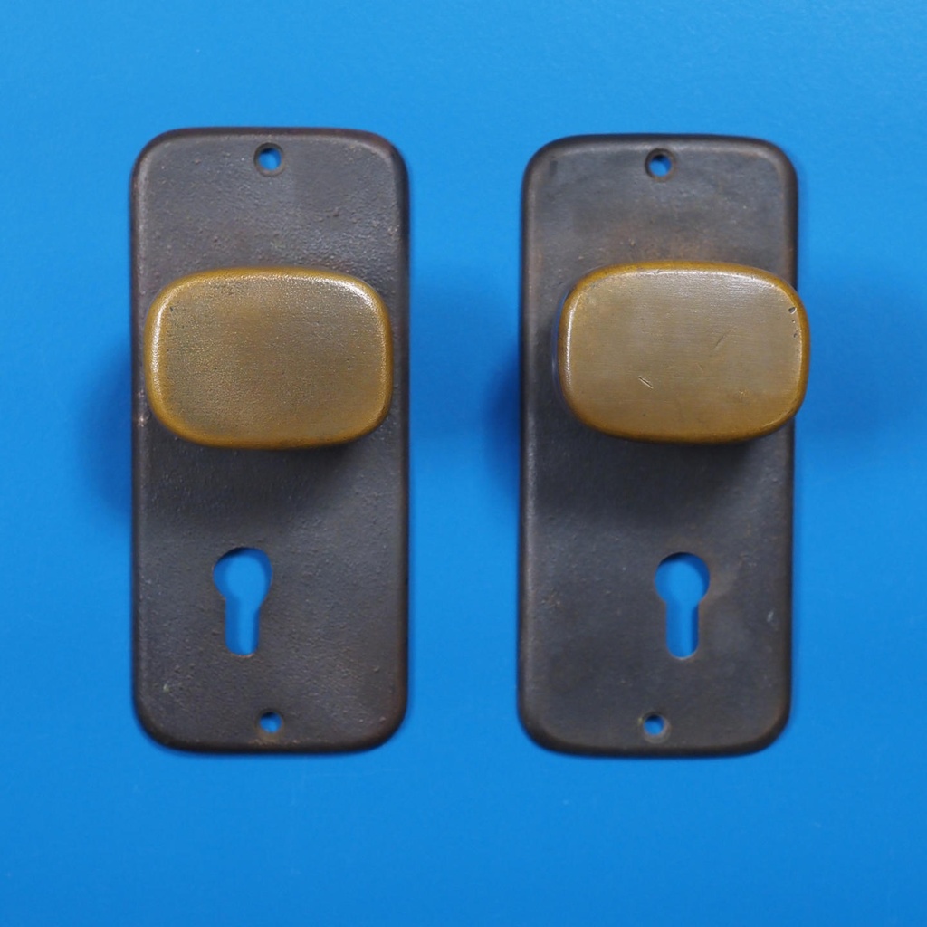 Single door handle with key and fixing holes in sand-cast bronze by Jules Wabbes from the Générale de Banque - Fixed (Right or Left)