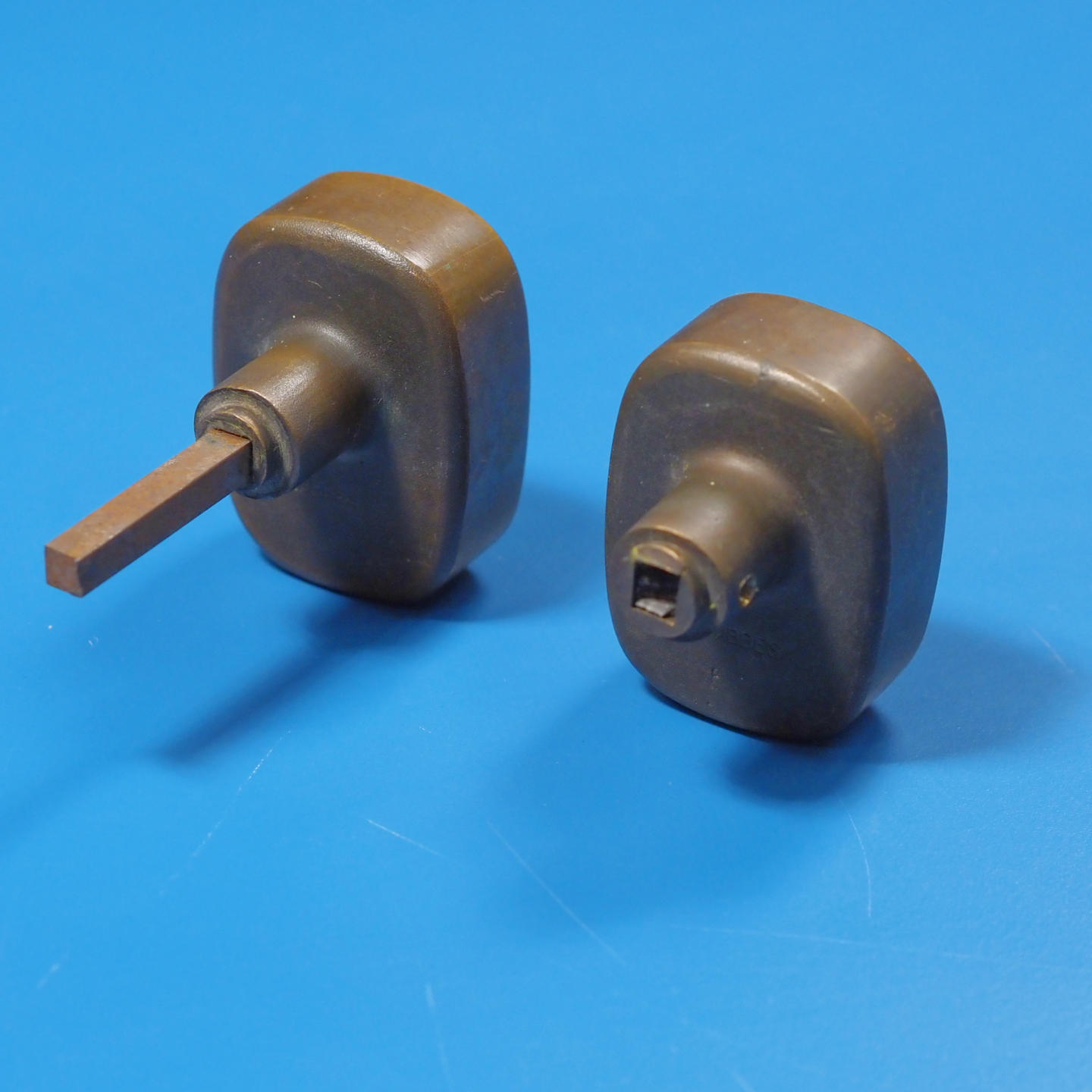 Oval knob in sand-cast bronze by Jules Wabbes from the Générale de Banque (with or without stuck spindle)