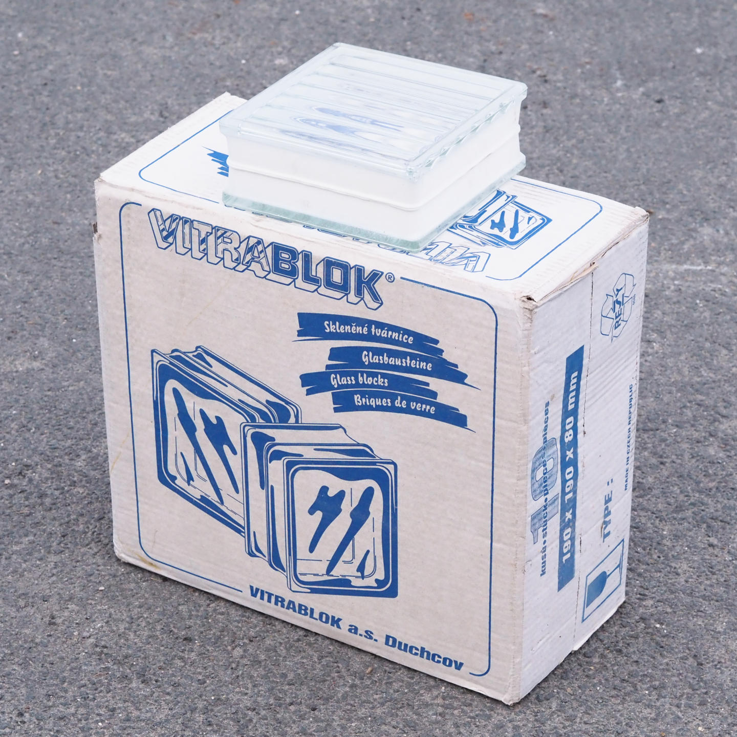 Textured glass brick by Vitrablok (19 x 19 x 8 cm)