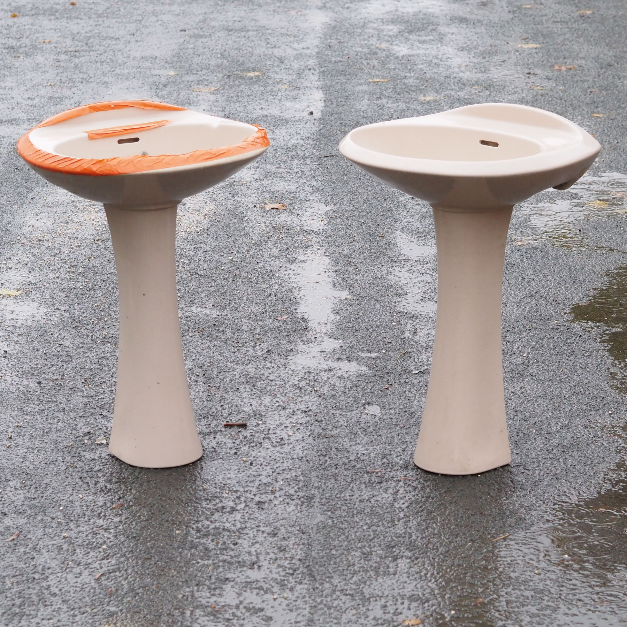 Pedestal bathroom sink in glazed ceramic by Ideal Standard