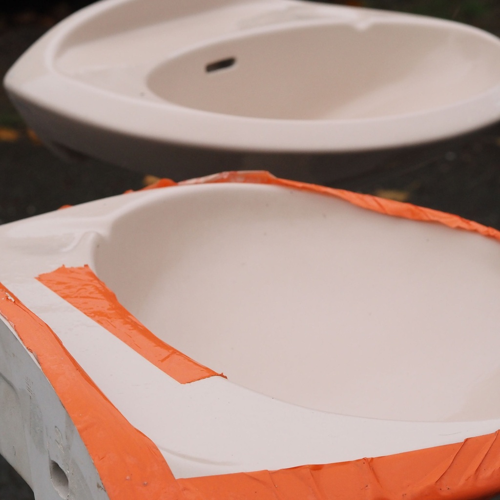 Pedestal bathroom sink in glazed ceramic by Ideal Standard