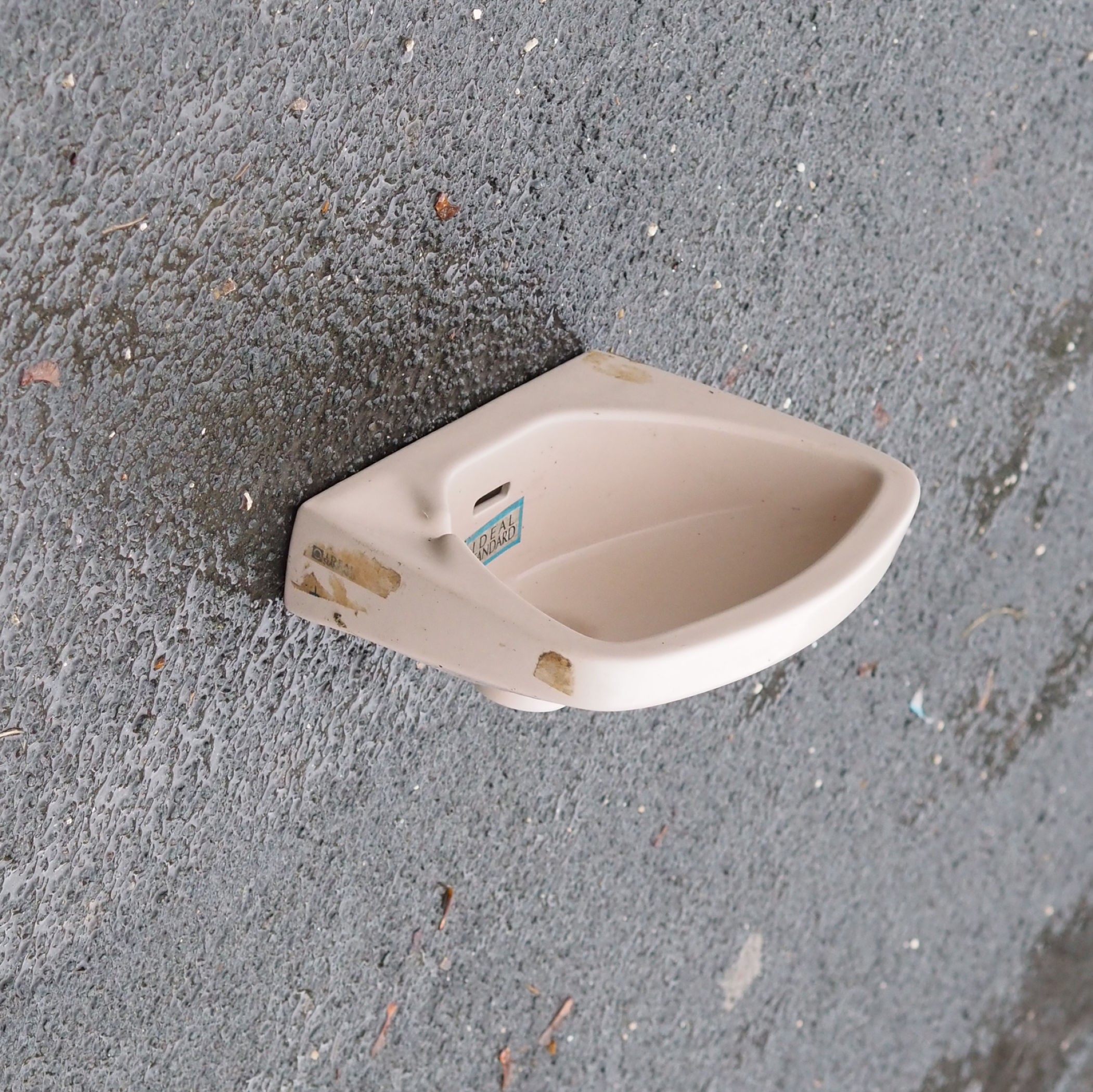 Bathroom sink in glazed ceramic by Ideal Standard