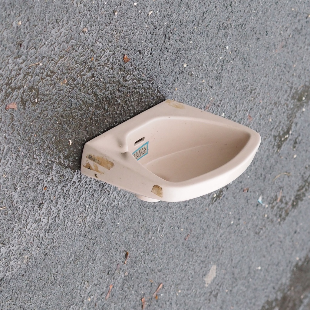 Bathroom sink in glazed ceramic by Ideal Standard