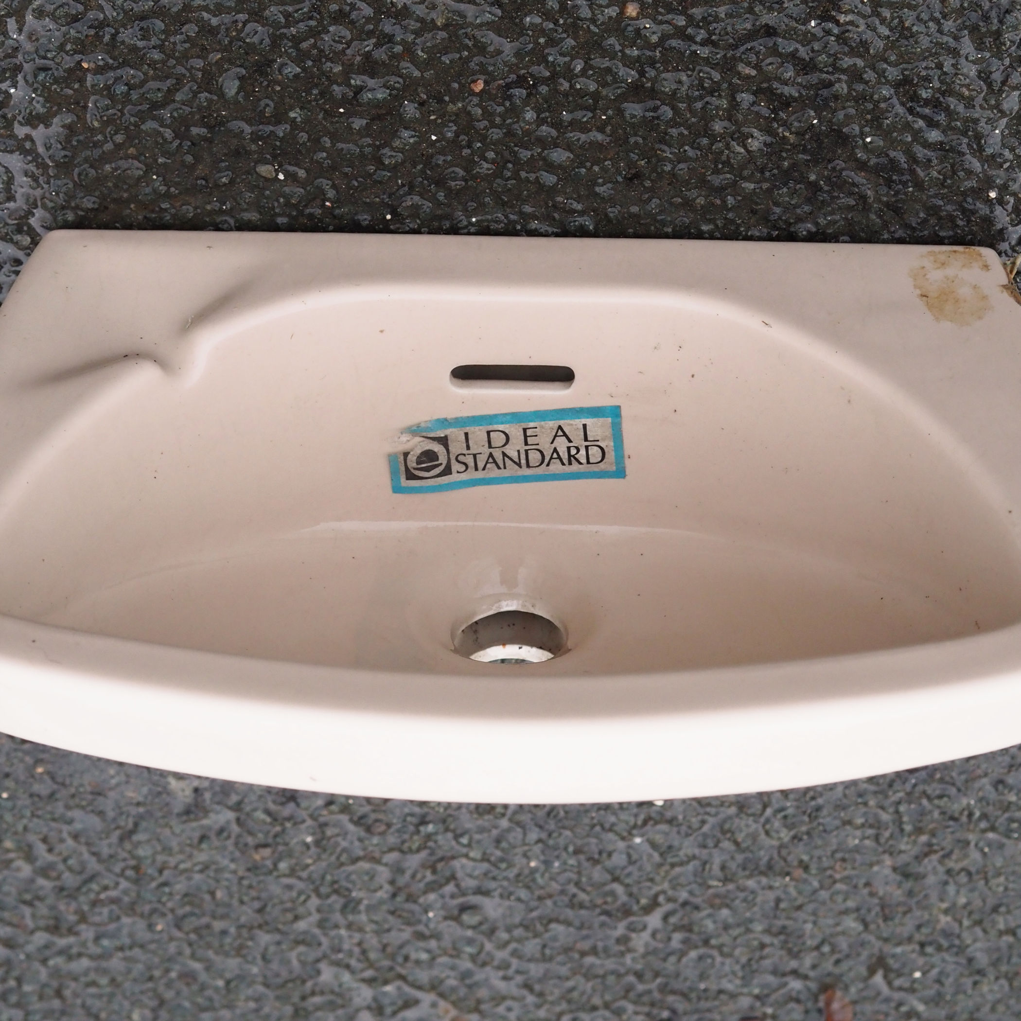 Bathroom sink in glazed ceramic by Ideal Standard