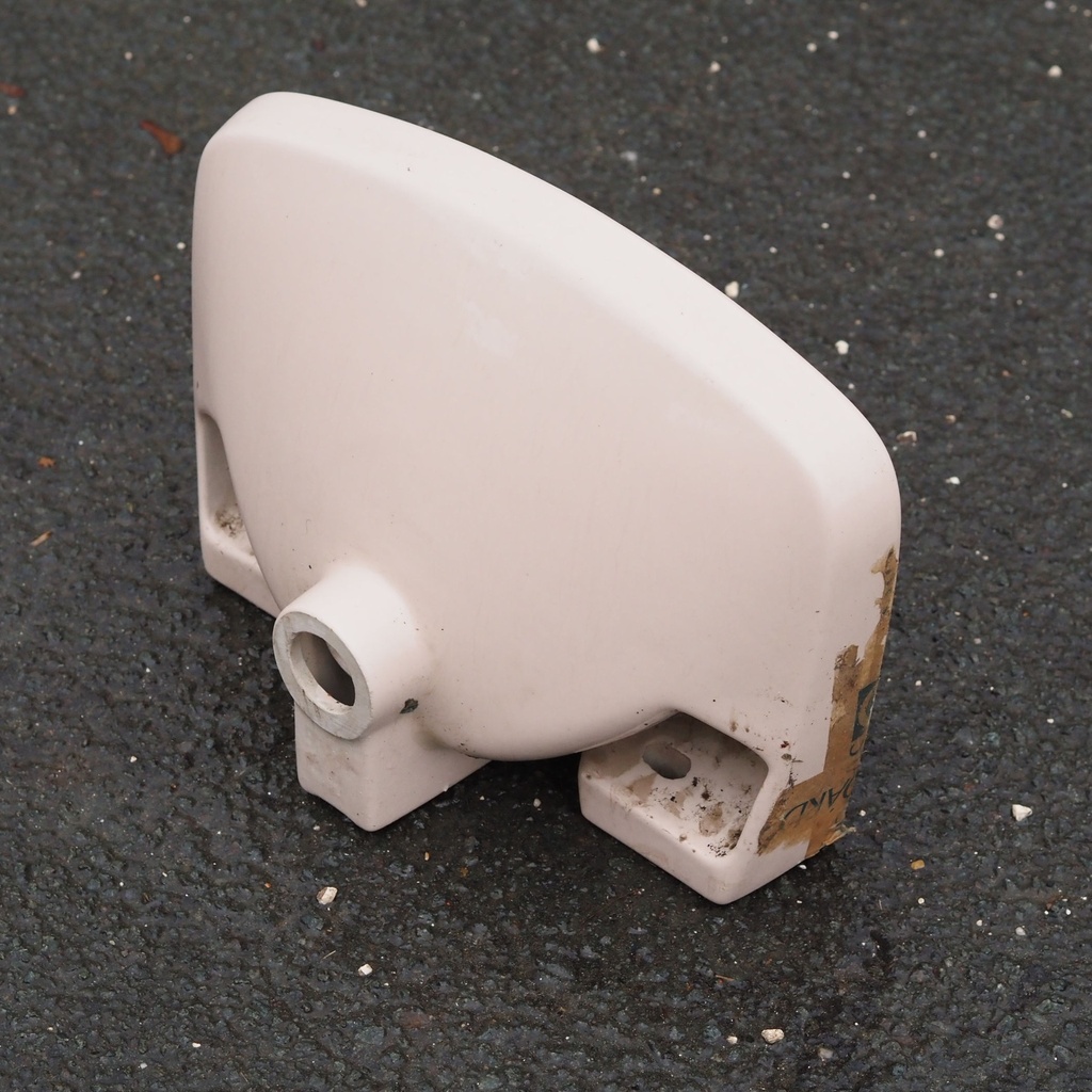 Bathroom sink in glazed ceramic by Ideal Standard