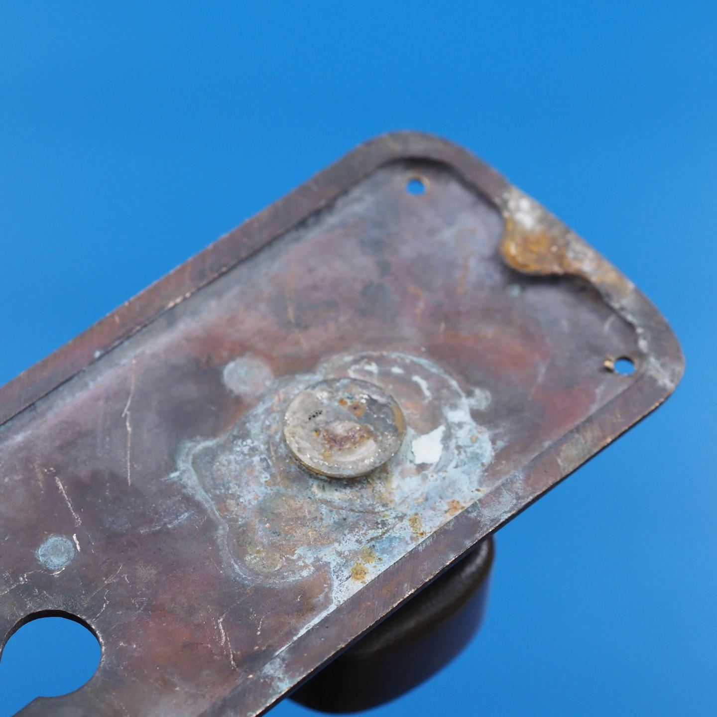 Single door pull handle with key and fixing holes in sand-cast bronze by Jules Wabbes from the Générale de Banque - Fixed (Right)