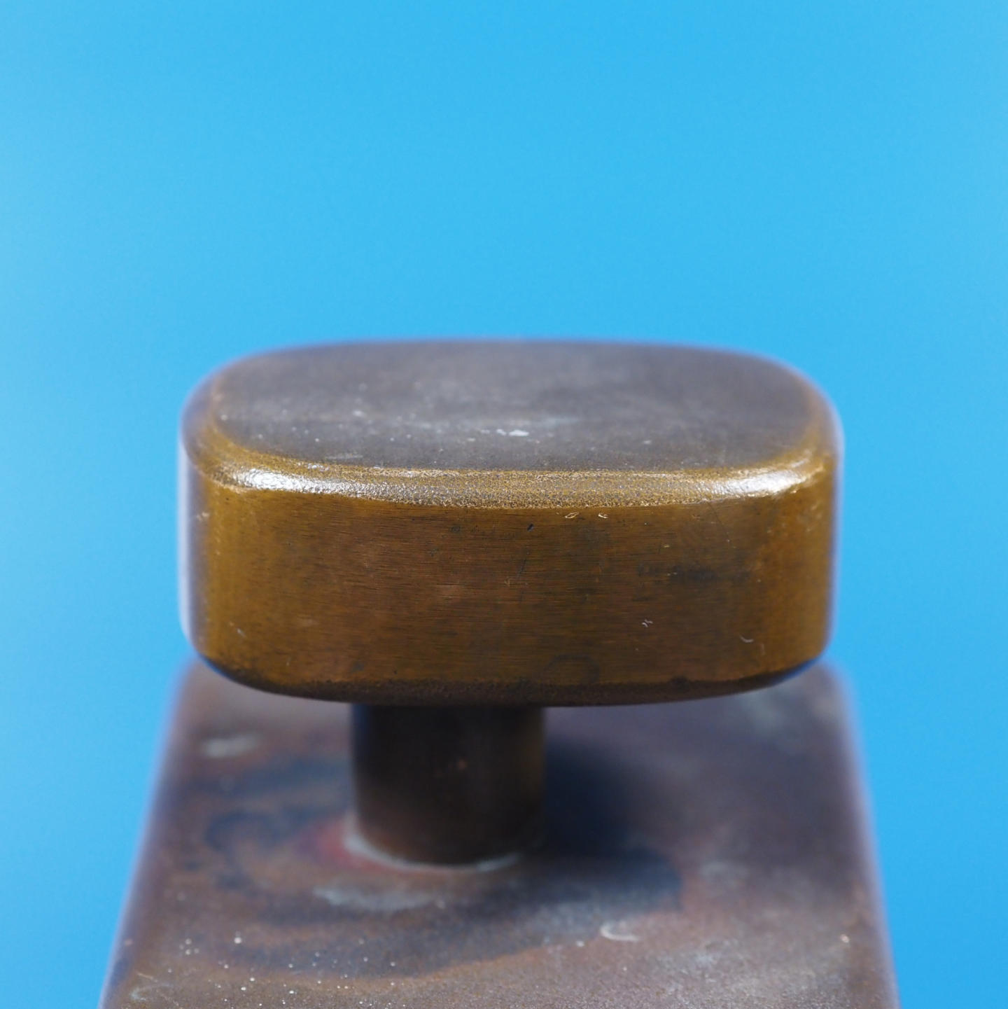 Single door pull handle with key and fixing holes in sand-cast bronze by Jules Wabbes from the Générale de Banque - Fixed (Right)