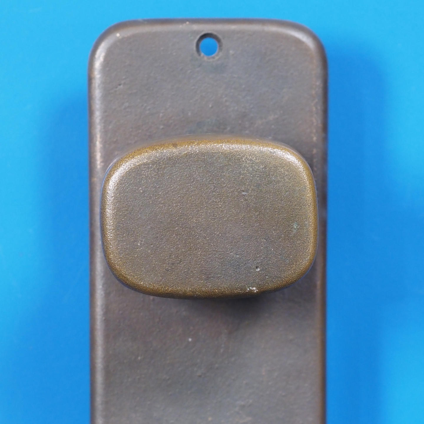 Single door handle with fixing holes in sand-cast bronze by Jules Wabbes from the Générale de Banque - Swivel (Right)