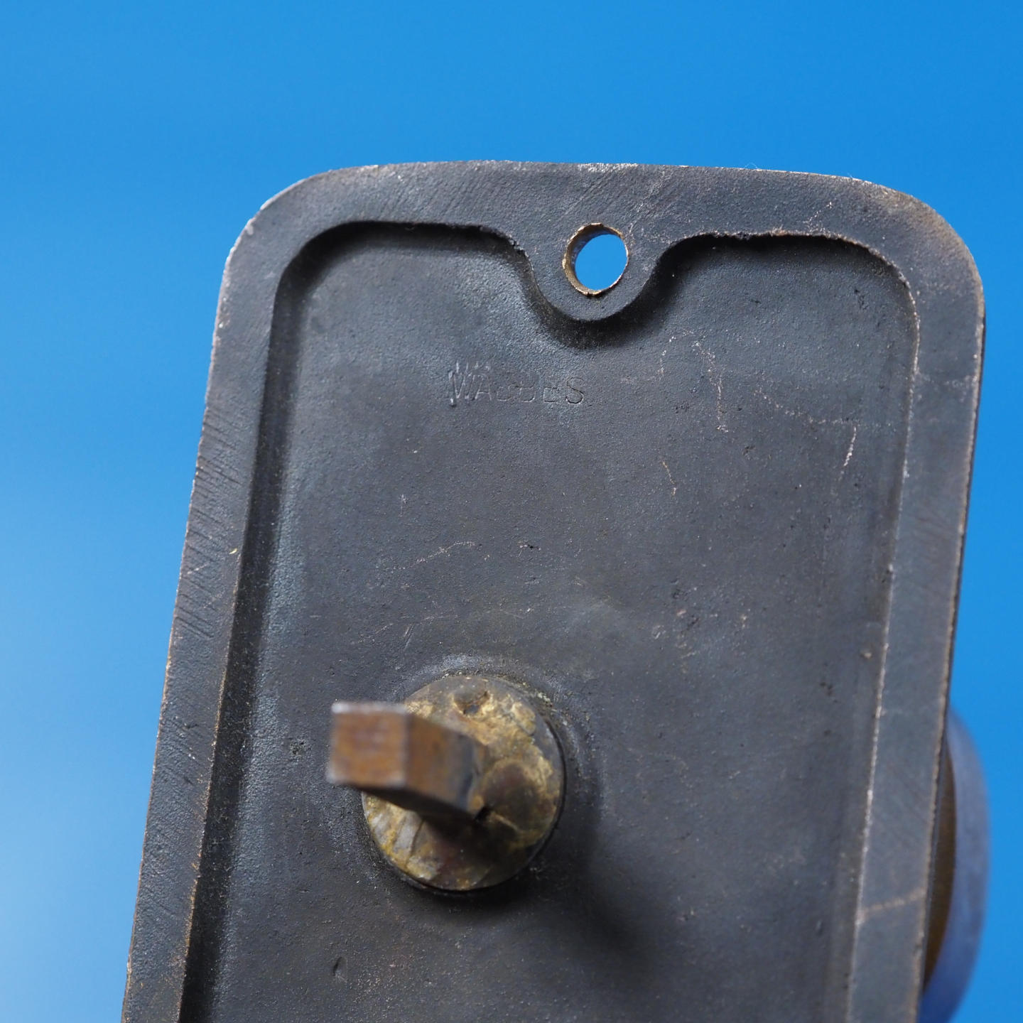 Single door handle with key and fixing holes in sand-cast bronze by Jules Wabbes from the Générale de Banque - Swivel (Left)