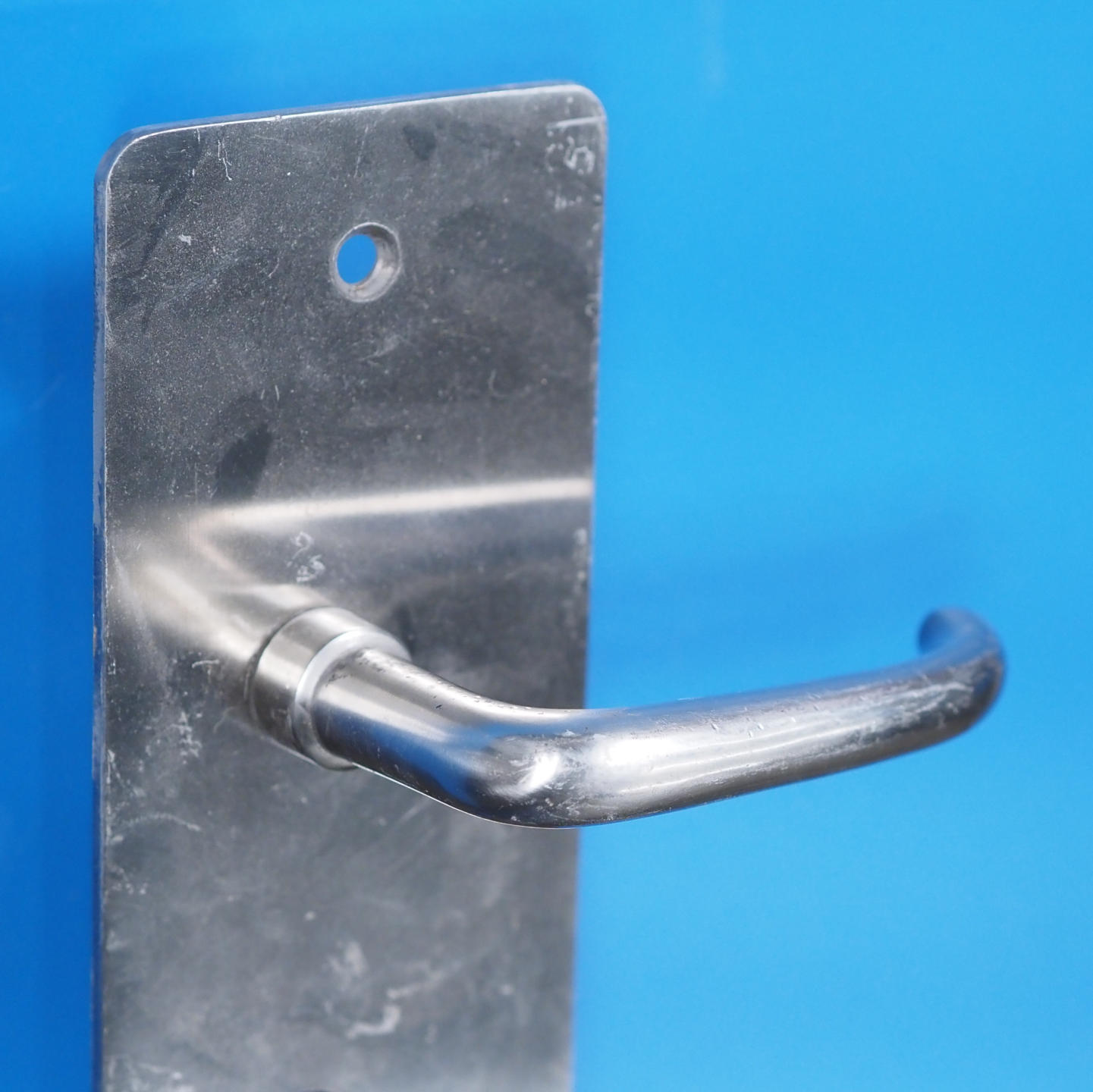 Single door handle with key and fixing holes in chrome-plated brass from the Générale de Banque - 2 fixing holes (Right)