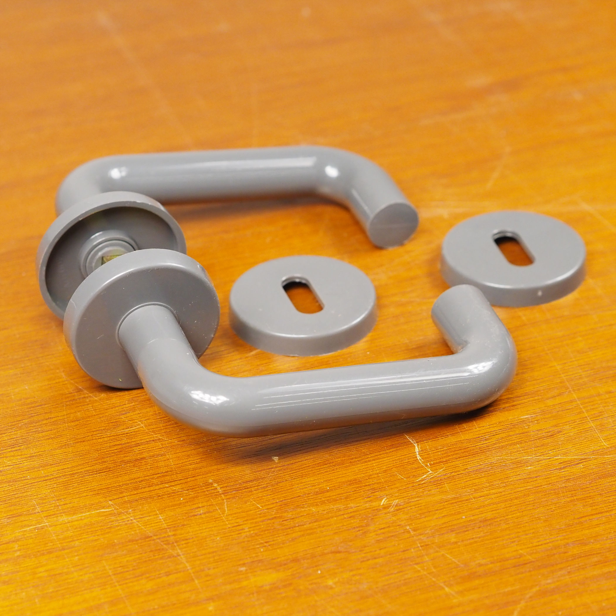 Door handle in nylon with key rosettes - Grey