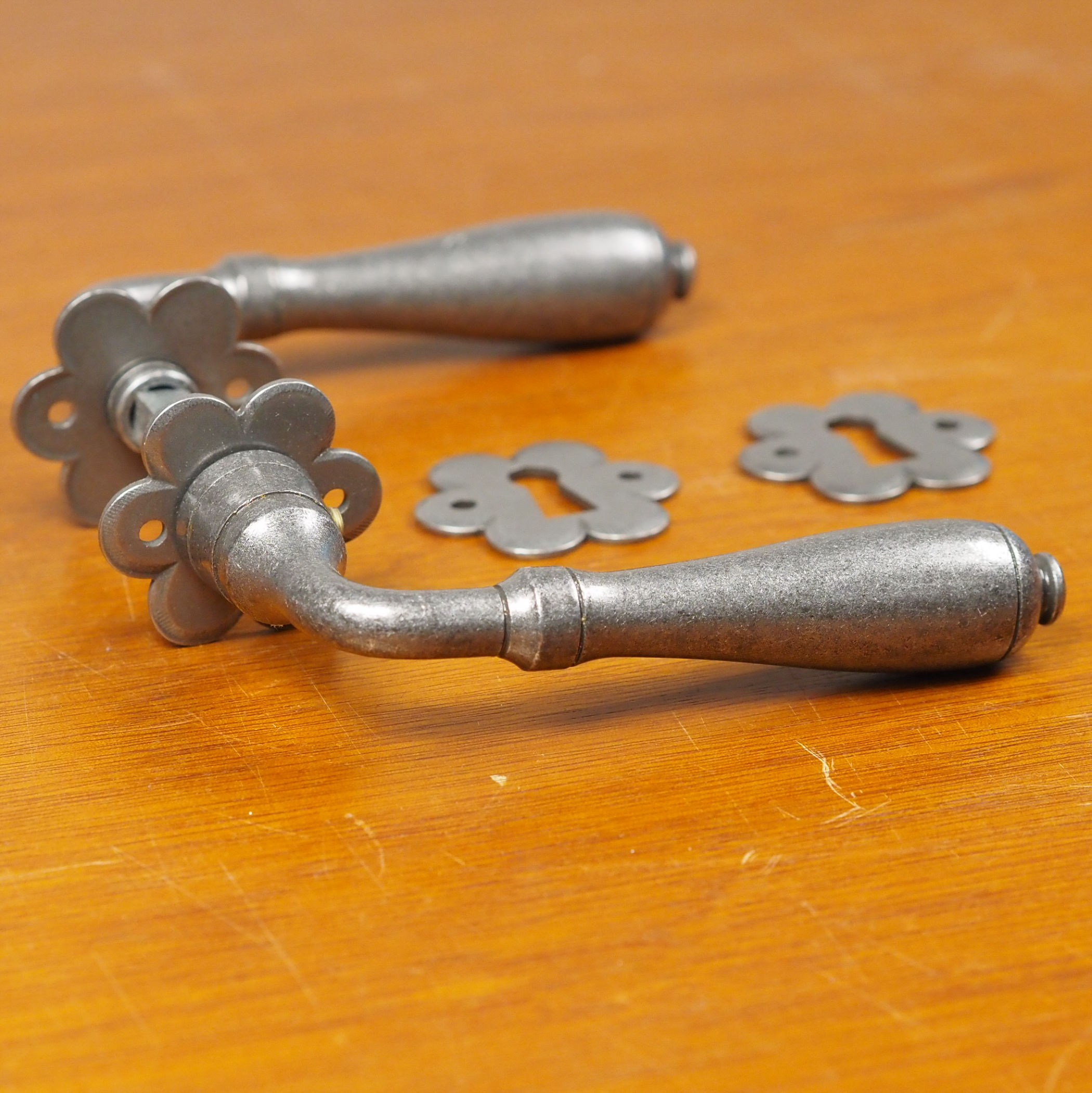 Door handle with key rosettes by Linea Bertomani